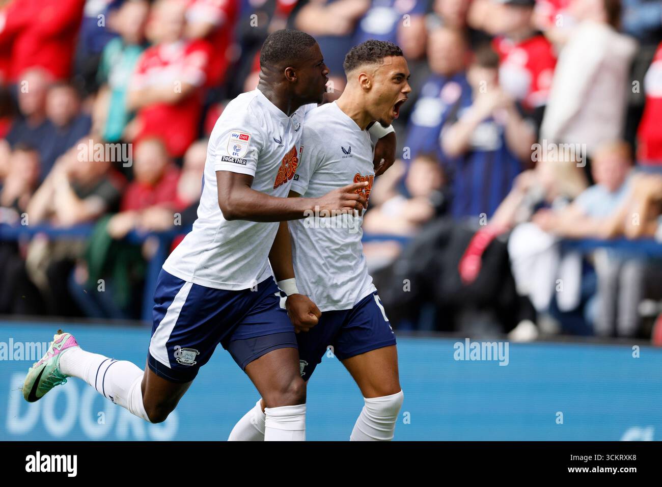 Lewis Dobbin de Preston North End (à droite) célèbre son premier but avec Thierry Small de Preston North End (à gauche) lors du Sky Bet Championship match à Deepdale, Preston. Date de la photo : samedi 13 septembre 2025. Banque D'Images