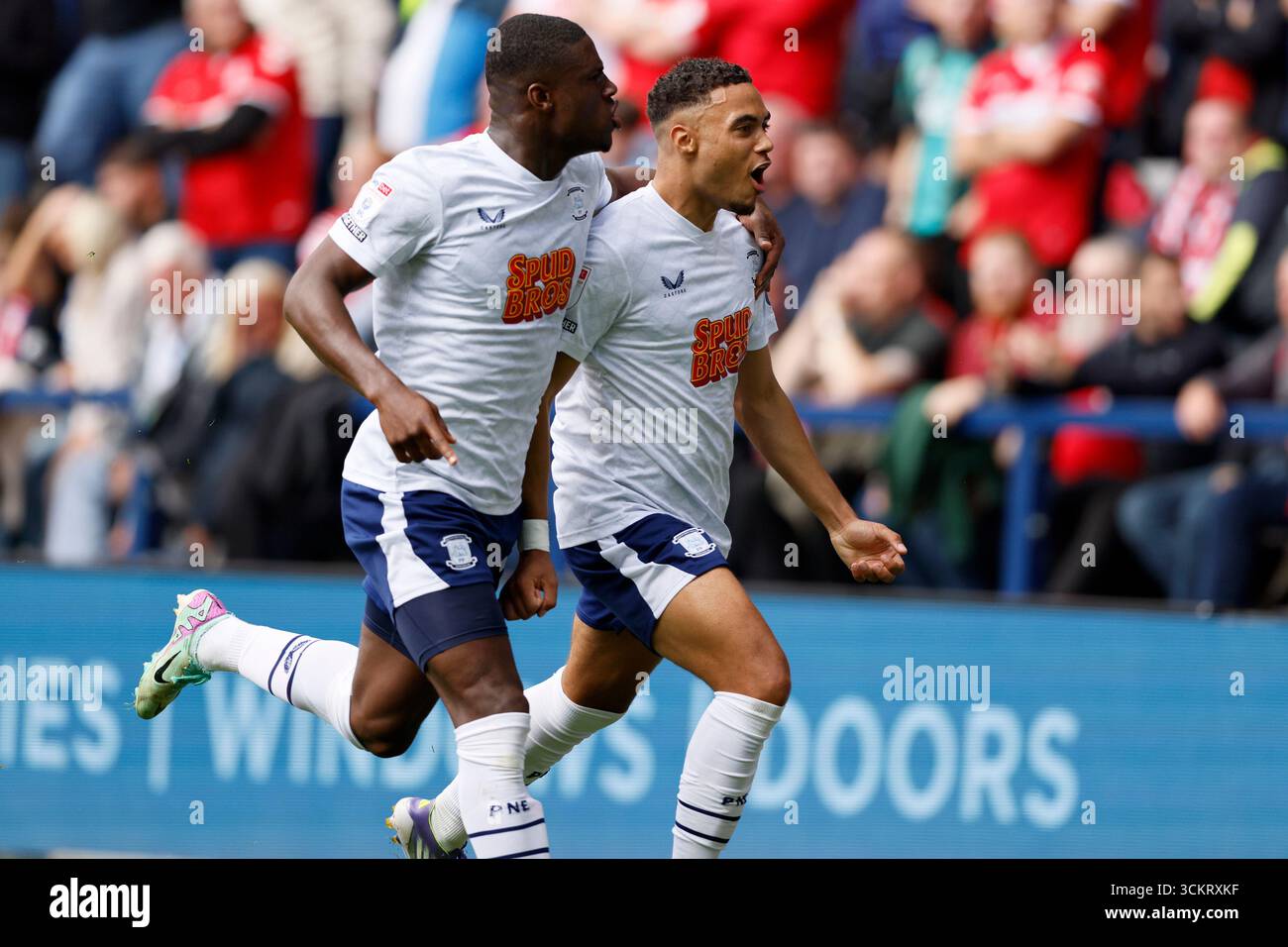 Lewis Dobbin de Preston North End (à droite) célèbre son premier but avec Thierry Small de Preston North End (à gauche) lors du Sky Bet Championship match à Deepdale, Preston. Date de la photo : samedi 13 septembre 2025. Banque D'Images