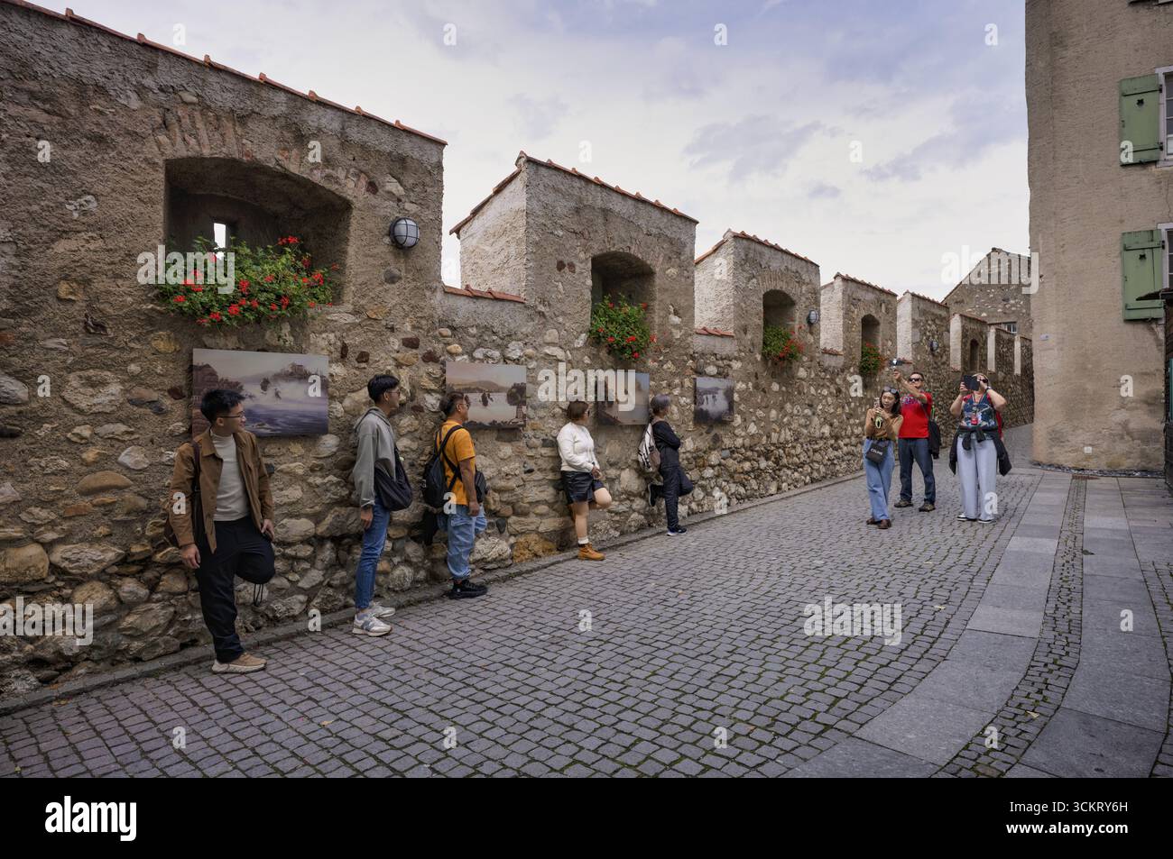 Touristes, visiteurs, Asiatiques, prendre des photos à la muraille de la ville, mur du château avec des peintures, Château Laufen, chutes du Rhin Schaffhausen, cascade, Laufen-U. Banque D'Images