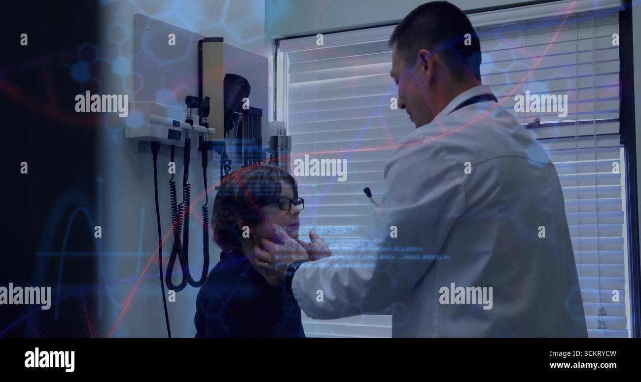 Médecin asiatique en manteau blanc tenant la mâchoire de l'enfant et vérifiant la gorge dans la salle d'examen avec stéthoscope Banque D'Images