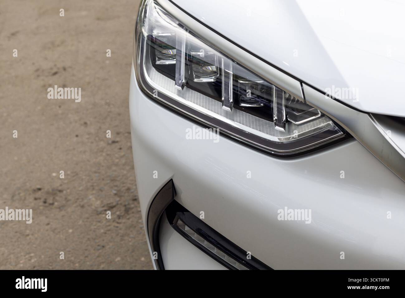 Phare de voiture blanc élégant en gros plan Banque D'Images