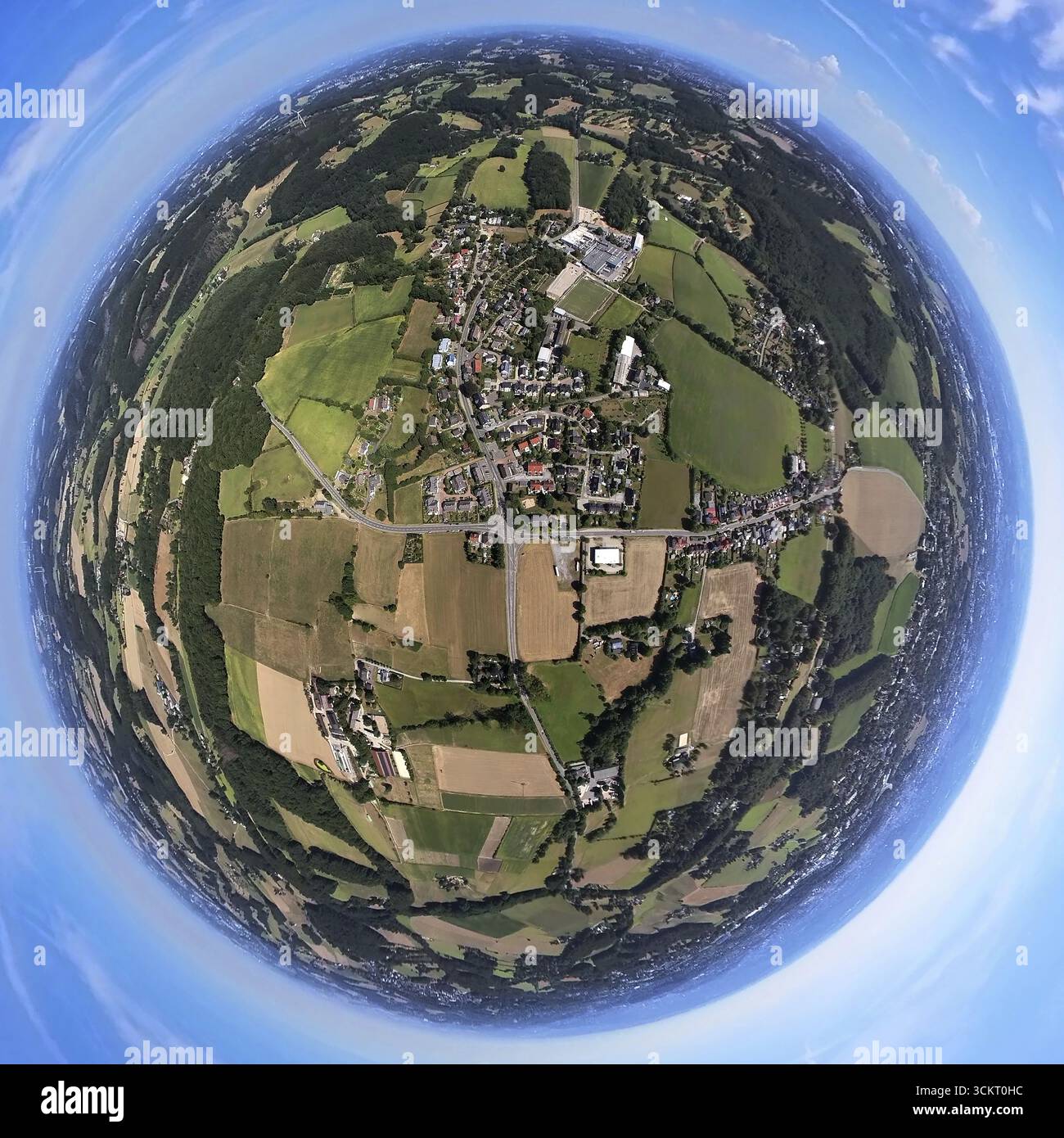 Vue aérienne, vue du quartier Herzkamp, tir fisheye, tir fisheye, tir à 360 degrés, Hasslinghausen, Sprockhoevel, région de la Ruhr, Rhénanie du Nord-Westphalie, Ger Banque D'Images