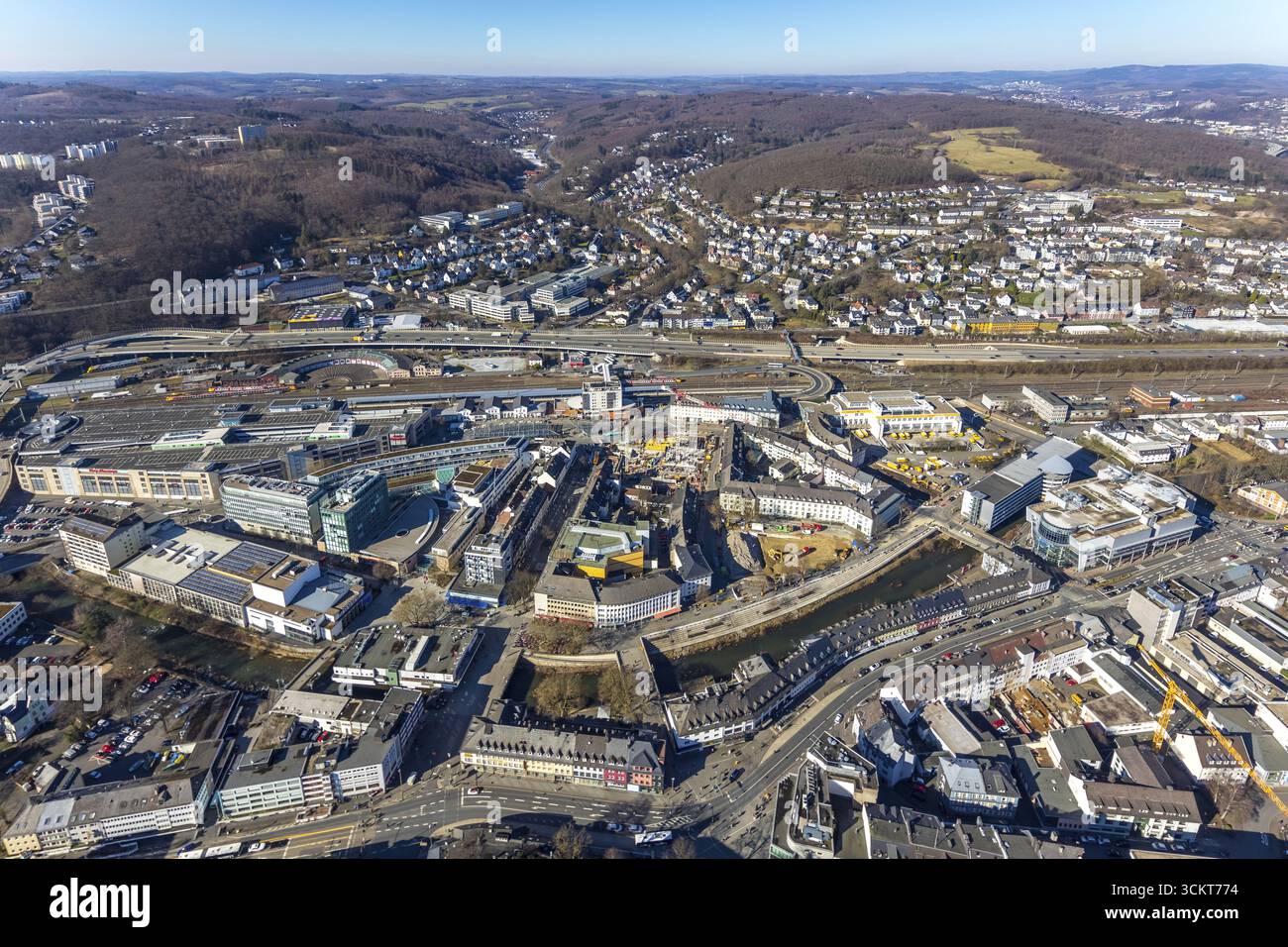 Vue aérienne, gare centrale de Siegen avec gare routière de ZOB et roundhouse sur la route fédérale B54, City-Galerie, Sieg Carre, Siegen-Kernband, Siegen, Sauer Banque D'Images Vue aérienne, gare centrale de Siegen avec gare routière de ZOB et roundhouse sur la route fédérale B54, City-Galerie, Sieg Carre, Siegen-Kernband, Siegen, Sauer Banque D'Images