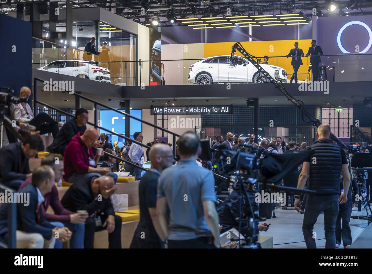 Stand d'exposition Volkswagen. MOBILITÉ IAA à Munich. Le salon de l’automobile se présente comme un salon holistique de la mobilité. Mais les voitures sont toujours le centre o Banque D'Images