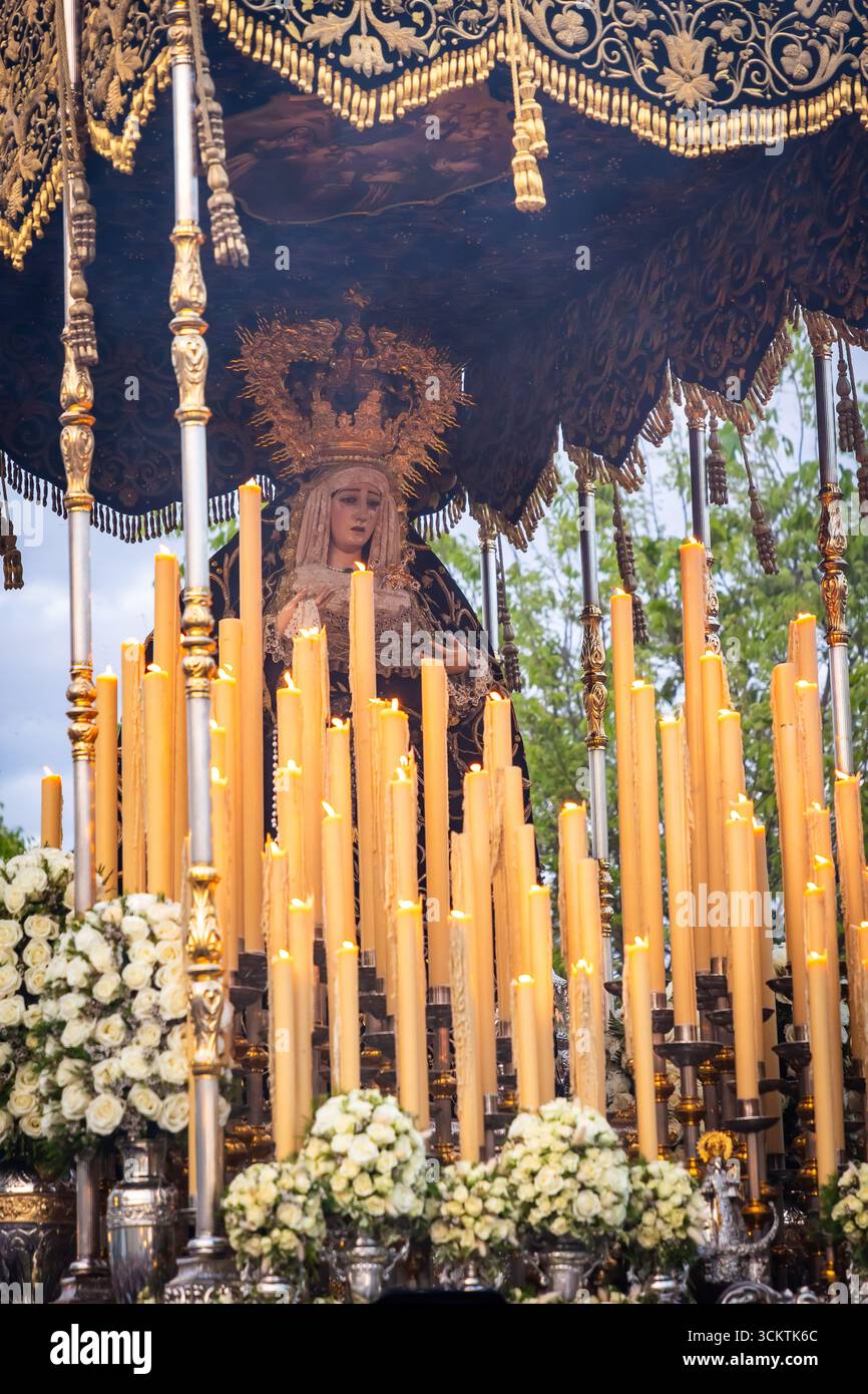 Procession de la Vierge Marie avec bougies et canopée – tradition de la semaine Sainte espagnole Banque D'Images