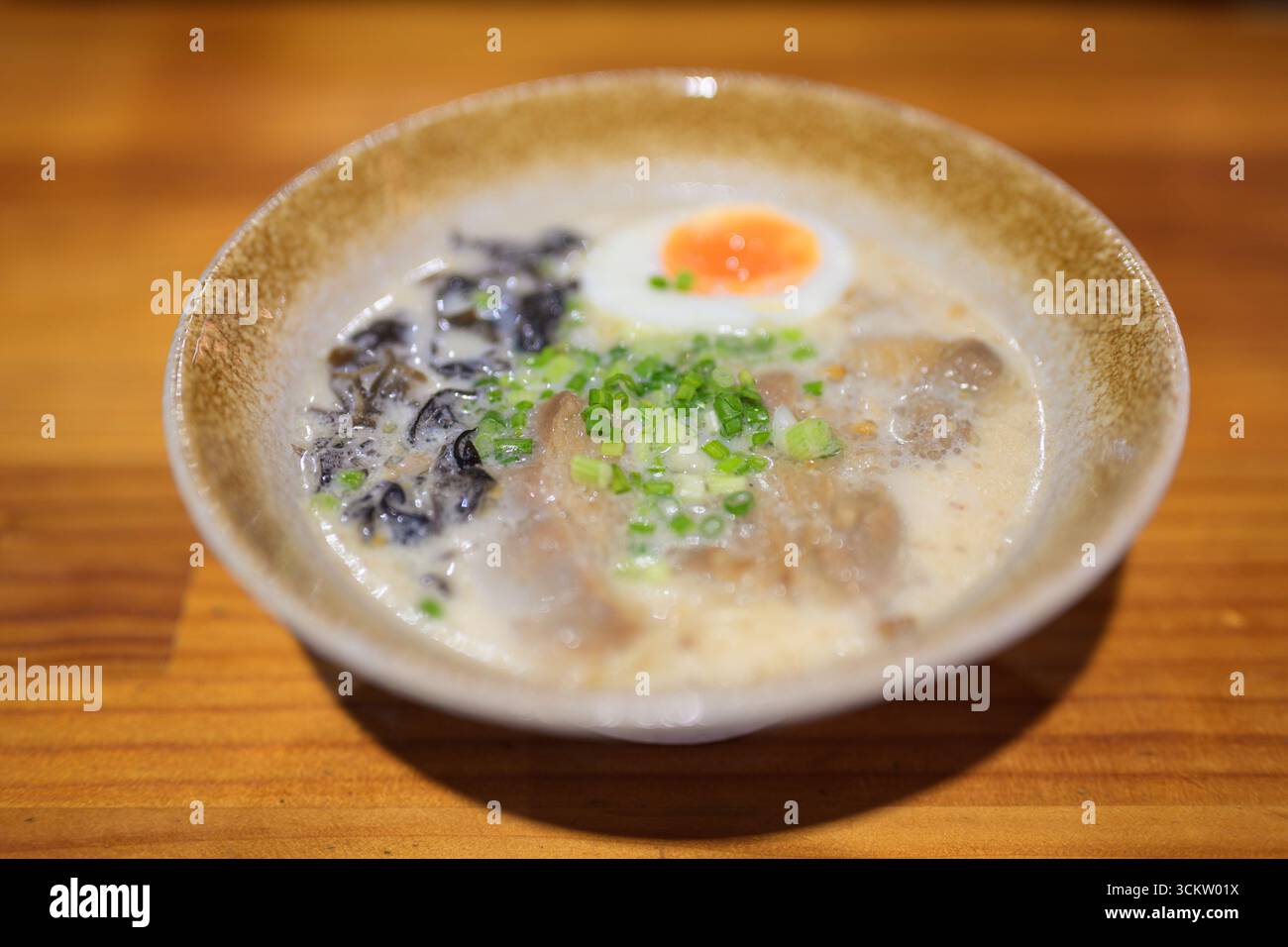 Nouilles ramen servies dans un bol sur table dans un restaurant japonais en gros plan Banque D'Images