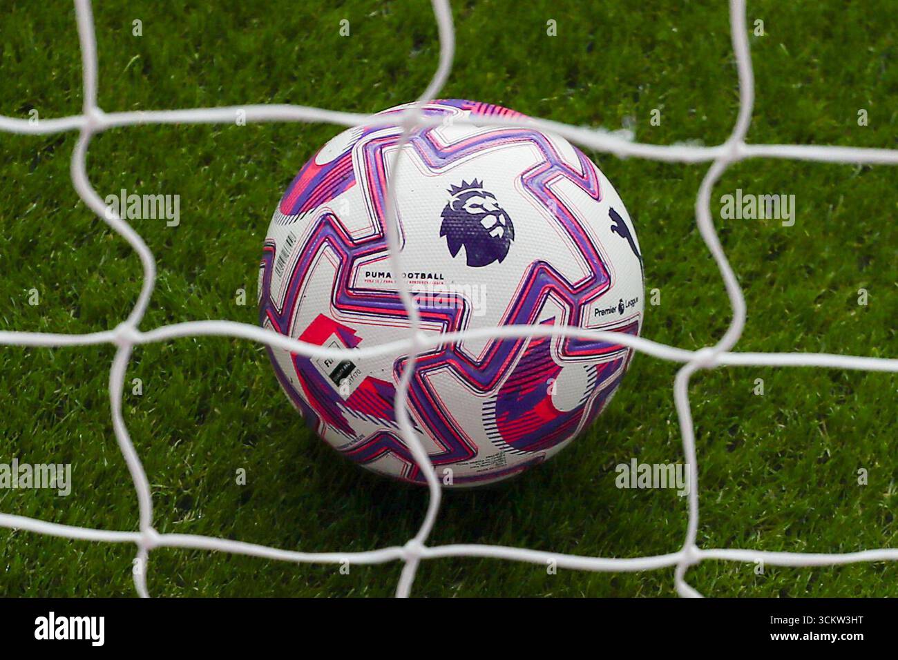 Newcastle, Royaume-Uni. 13 septembre 2025. Puma premier League Football lors du Newcastle United FC contre Wolverhampton Wanderers FC English premier League match à St.James' Park, Newcastle, Angleterre, Royaume-Uni le 13 septembre 2025 crédit : Lee Keuneke/Every second Media crédit : Every second Media/Alamy Live News Banque D'Images