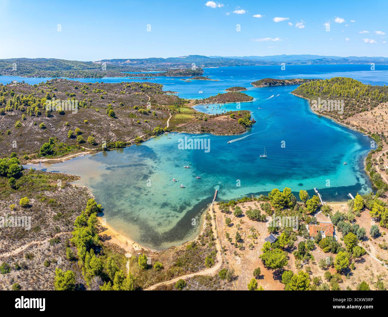 Vue aérienne de l'île de Diaporos, Vourvourou, Halkidiki, Grèce. Banque D'Images