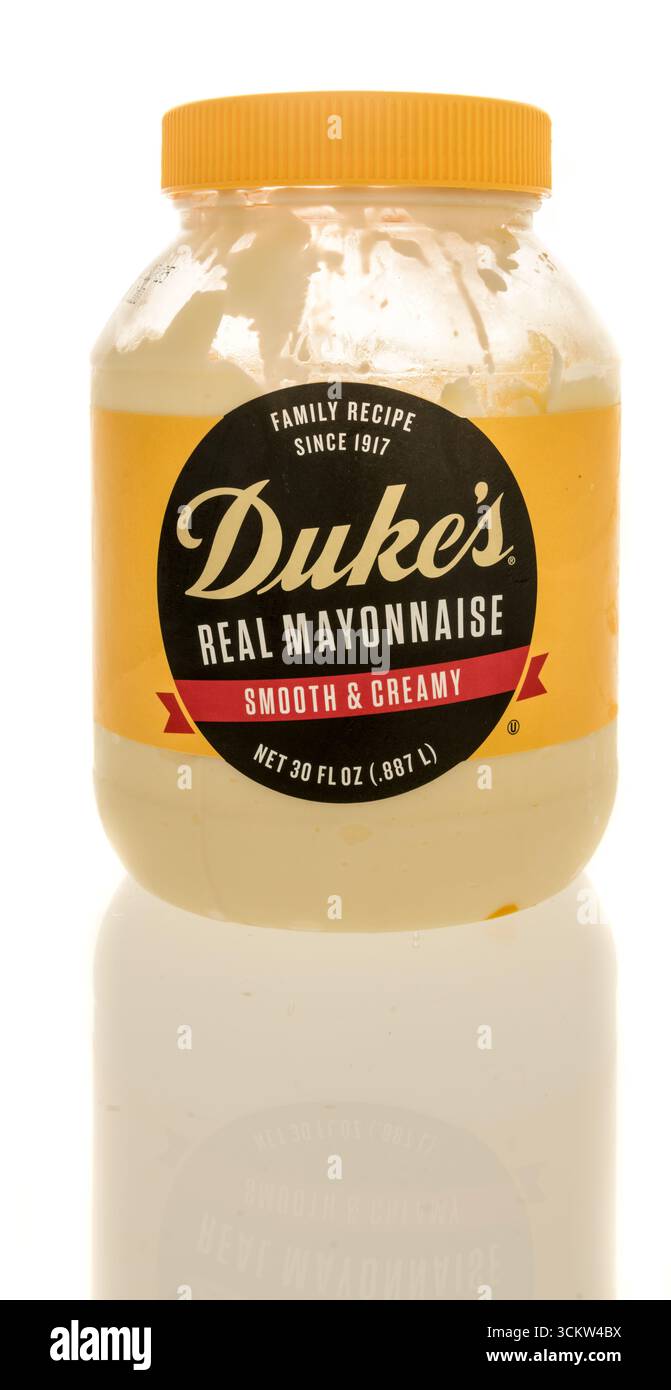 Winneconne, WI - 22 août 2025 : un paquet de mayonnaise Duke Real sur un fond isolé. Banque D'Images