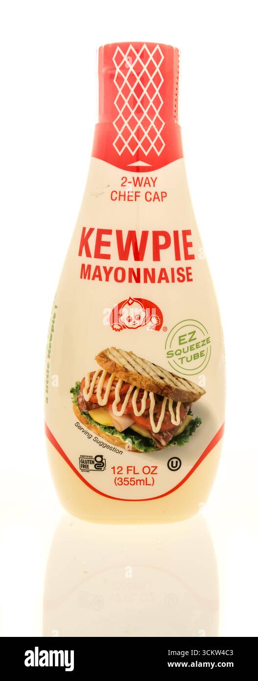 Winneconne, WI - 22 août 2025 : un paquet de mayonnaise Kewpie sur un fond isolé. Banque D'Images