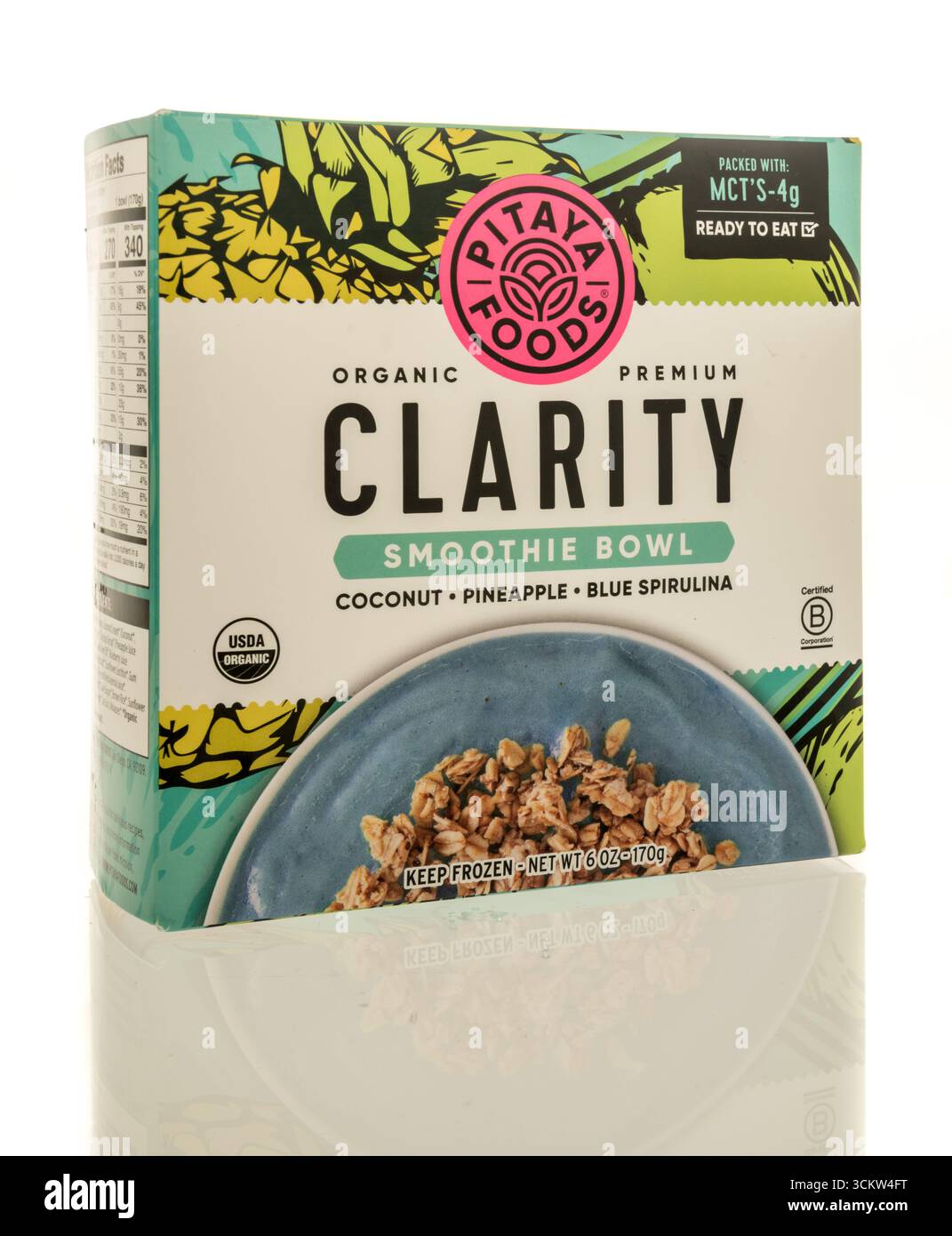 Winneconne, WI - 22 août 2025 : un paquet de bols à smoothie de clarté biologique Pitaya Foods sur un fond isolé. Banque D'Images