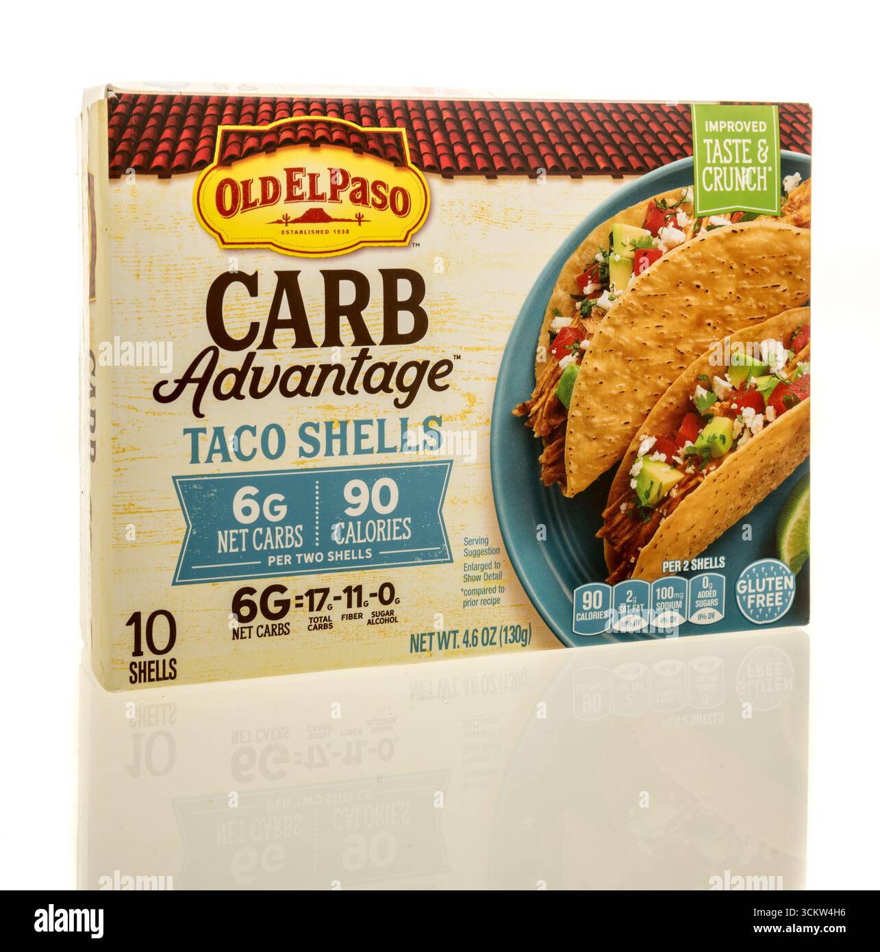 Winneconne, WI - 22 août 2025 : un paquet de coquilles de tacos Old El Paso Carb Advantage sur un fond isolé. Banque D'Images