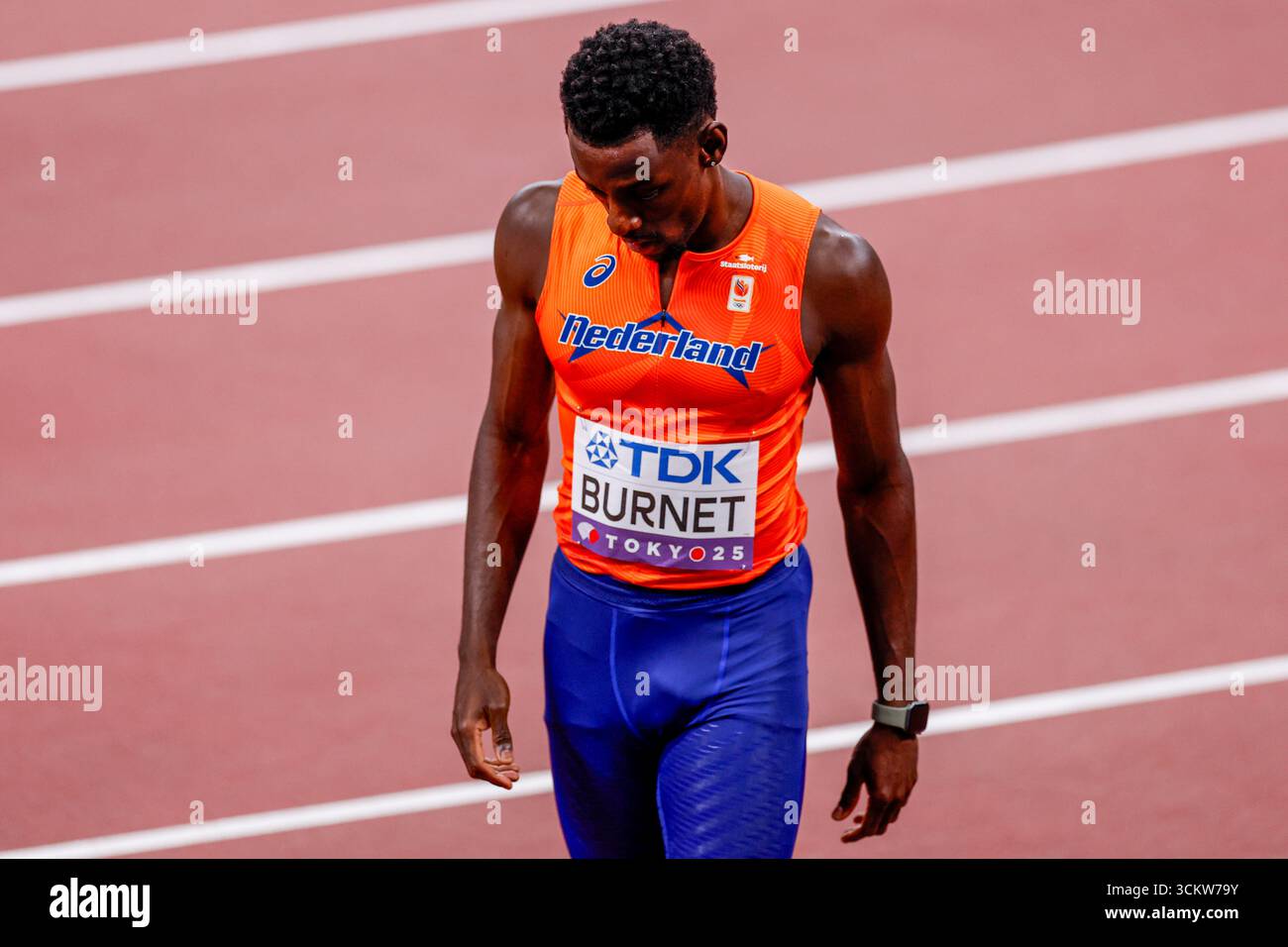 Taymir Burnet, des pays-Bas, regarde après avoir disputé le 100 mètres masculin lors des Championnats du monde d'athlétisme Tokyo 2025 du jour 1 au stade national du Japon le 13 septembre 2025 à Tokyo, au Japon. (Crédit : Marcel ter bals/MTB-photo/Alamy Live News) Banque D'Images