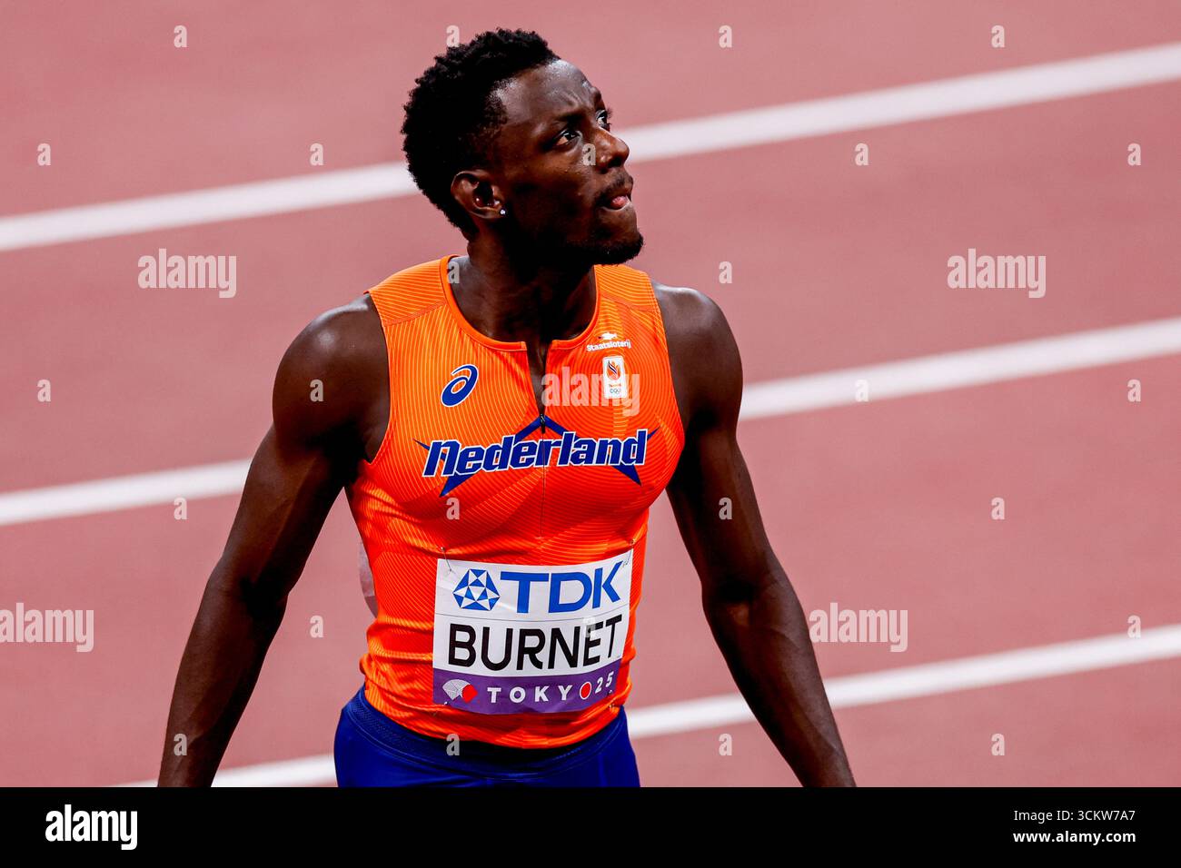 Taymir Burnet, des pays-Bas, regarde après avoir disputé le 100 mètres masculin lors des Championnats du monde d'athlétisme Tokyo 2025 du jour 1 au stade national du Japon le 13 septembre 2025 à Tokyo, au Japon. (Crédit : Marcel ter bals/MTB-photo/Alamy Live News) Banque D'Images