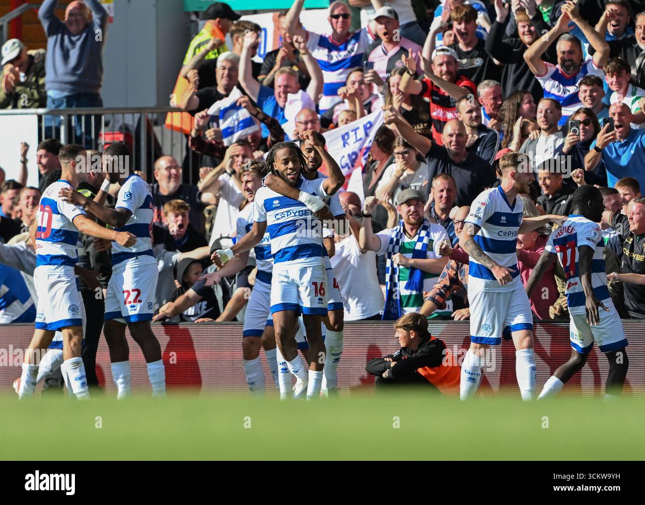 Rumarn Burrell du Queens Park Rangers (au centre) célèbre devant les partisans après avoir marqué le troisième but de son équipe lors du match du Sky Bet Championship au Stok CAE Ras, Wrexham. Date de la photo : samedi 13 septembre 2025. Banque D'Images