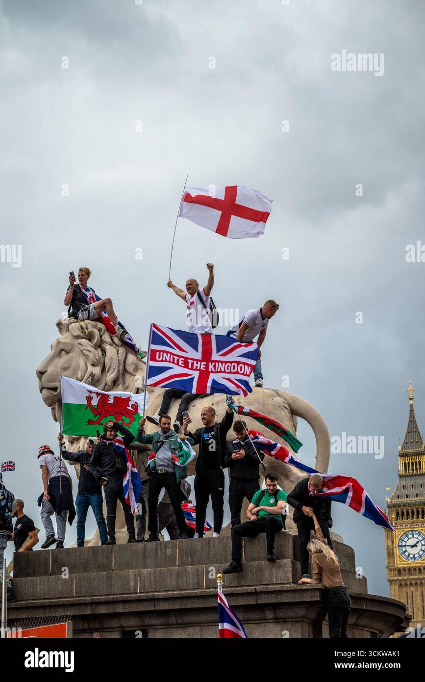 Manifestants sur l'un des lions sur le pont de Westminster, la marche « Unite the Kingdom » menée par Tommy Robinson rassemble des centaines de milliers de manifestants en cent Banque D'Images