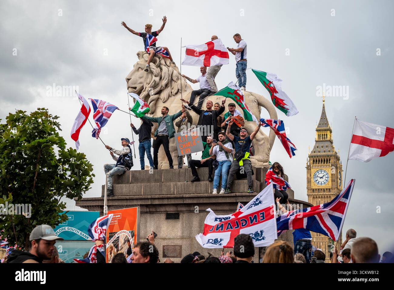 Manifestants sur l'un des lions sur le pont de Westminster, la marche « Unite the Kingdom » menée par Tommy Robinson rassemble des centaines de milliers de manifestants en cent Banque D'Images