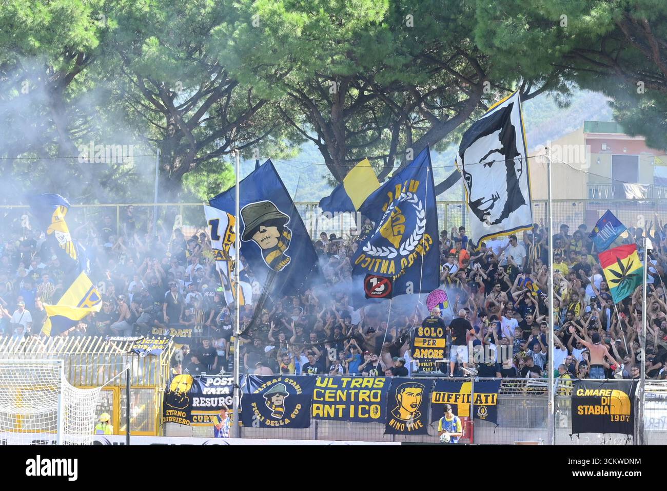 Castellamare di Stabia , Italie,13 septembre,2025 la chorégraphie des fans de la Juve Stabia pendant la Serie BKT entre SS Juvestabia vs AC Reggiana 1919 :Agostino Gemito/ Alamy Live News Banque D'Images