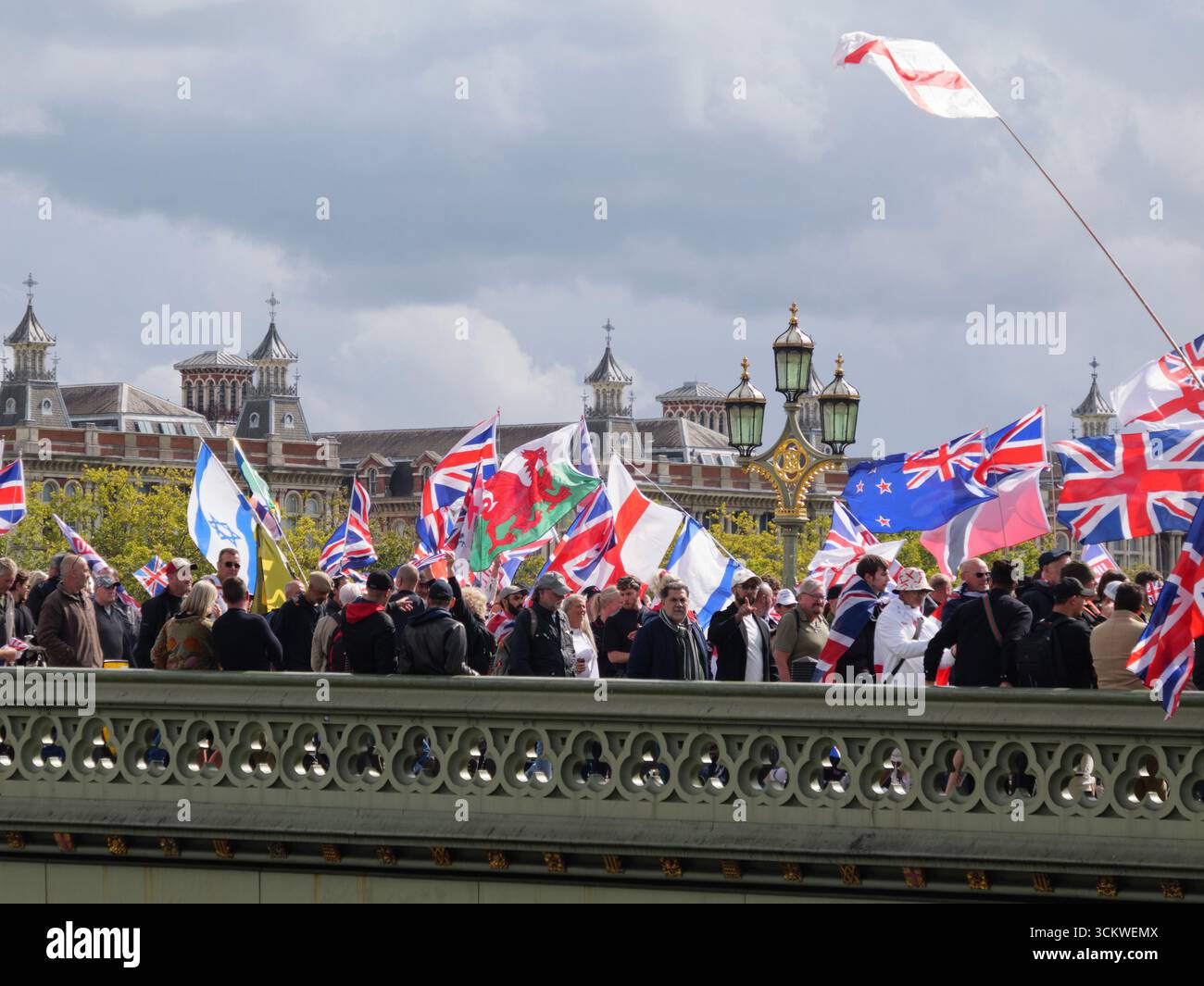 Manifestation unite the Kingdom, 13 septembre 2025, Westminster Bridge, Londres, Royaume-Uni. Des manifestants arborant les drapeaux de l'Union Jack et de St George défilent dans le centre de Londres lors d'une manifestation organisée par Tommy Robinson Banque D'Images