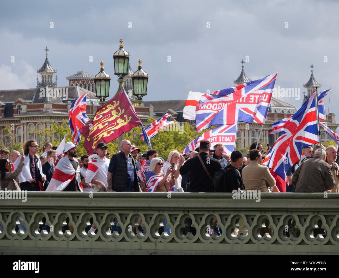 Manifestation unite the Kingdom, 13 septembre 2025, Westminster Bridge, Londres, Royaume-Uni. Des manifestants arborant les drapeaux de l'Union Jack et de St George défilent dans le centre de Londres lors d'une manifestation organisée par Tommy Robinson Banque D'Images