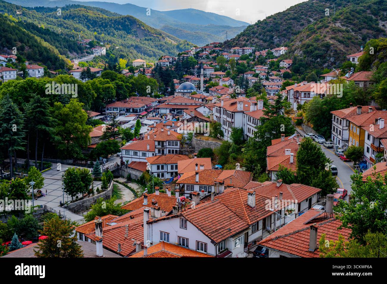 Centre de Göynük avec des maisons de style ottoman, une mosquée et des toits rouges entourés de collines verdoyantes dans la province de Bolu, en Turquie. Banque D'Images