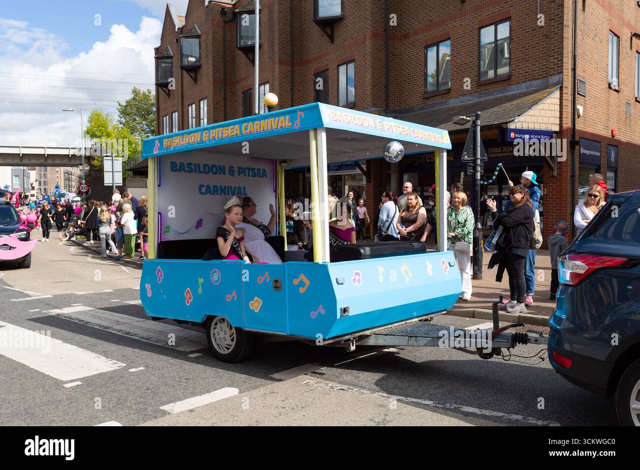 Wickford, Essex, Grande-Bretagne. 13 septembre 2025. Wickford Town Carnival Parade 2025 continue par Wickford High Street. Helen Cowles / Alamy Live News. Banque D'Images