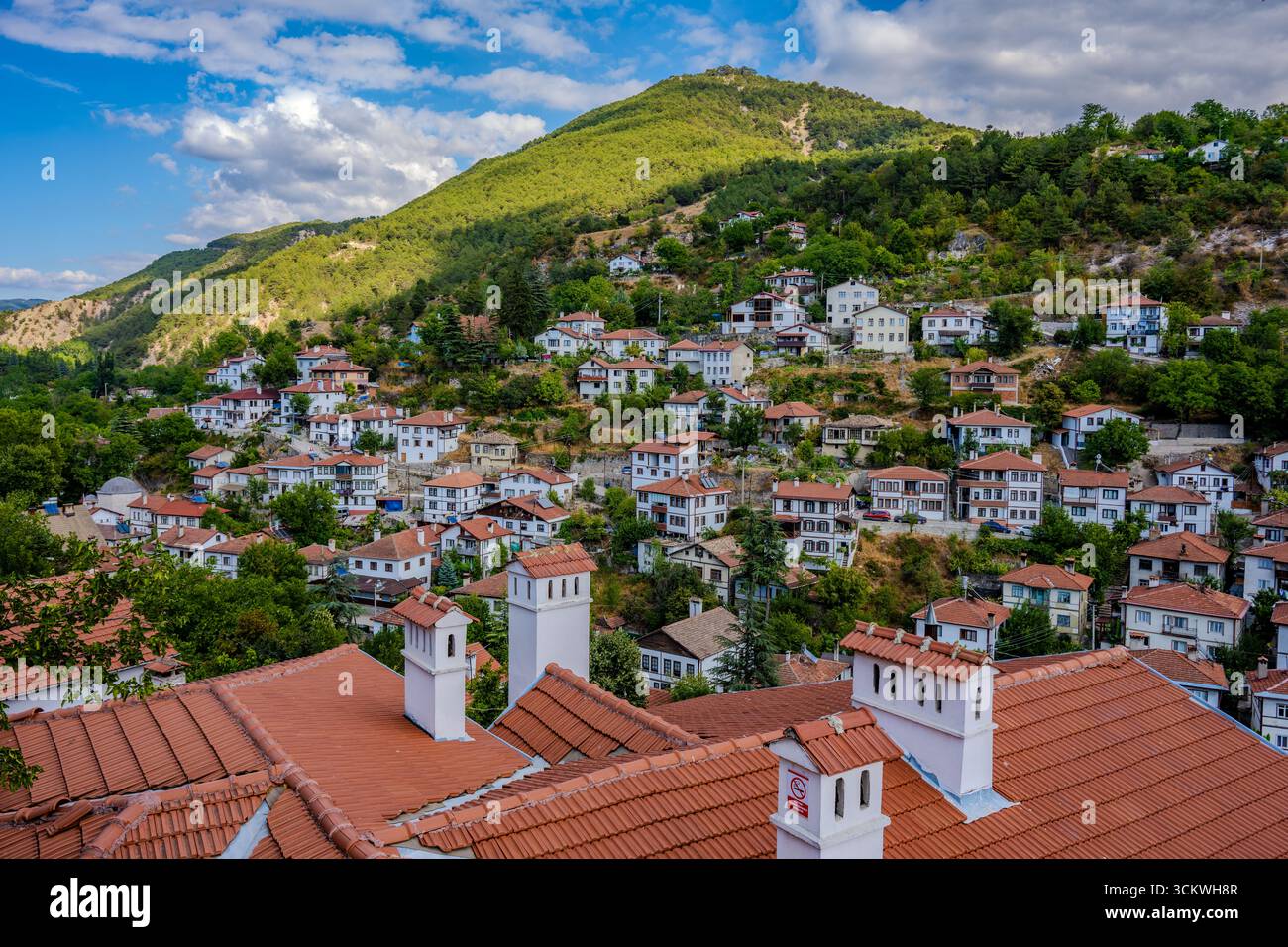 Ville de Göynük avec ses maisons traditionnelles de style ottoman, ses toits rouges et sa mosquée construite à flanc de colline dans la province de Bolu, en Turquie. Banque D'Images