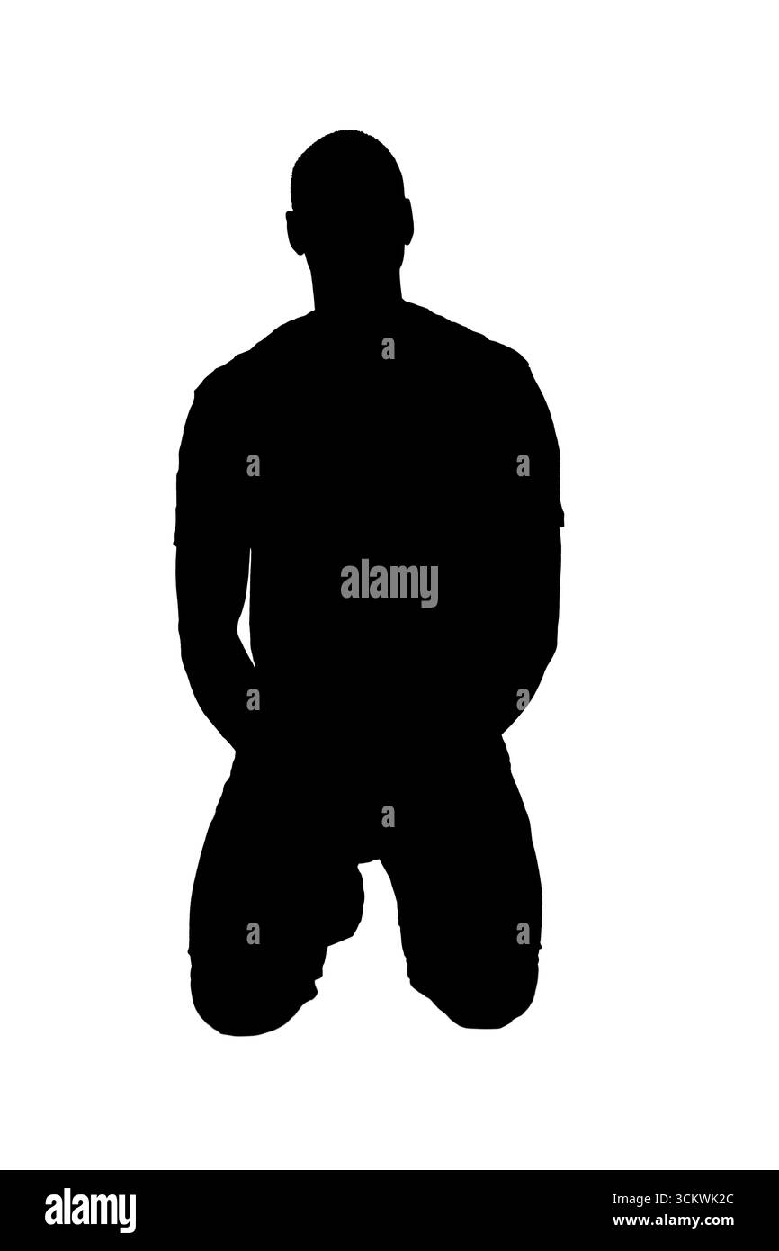 vue de face d'un homme assis sur ses genoux regardant la caméra sur fond blanc Banque D'Images