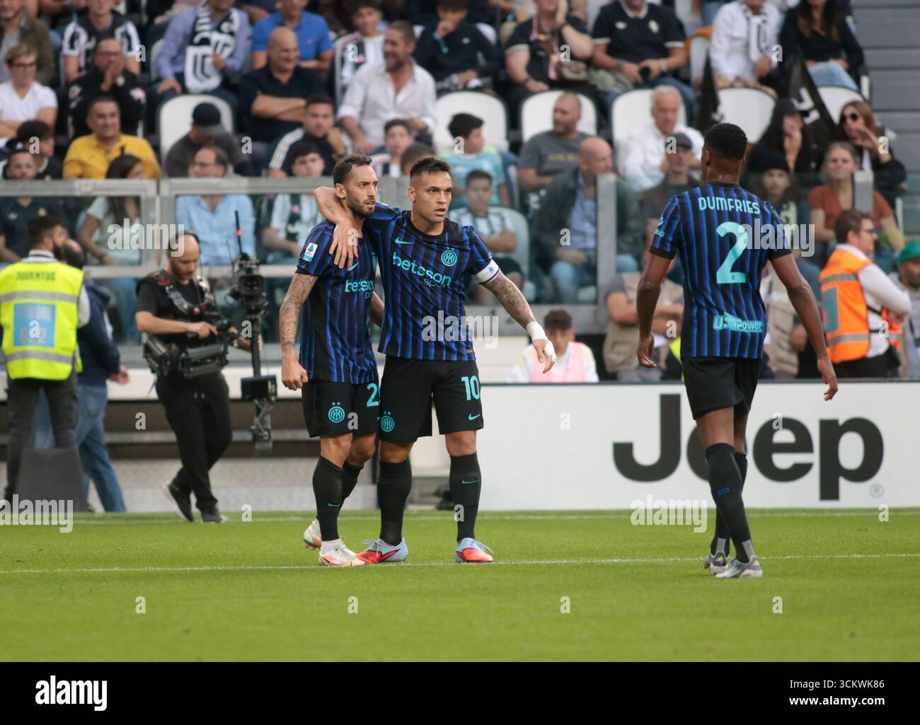 Turin, Italie. 13 septembre 2025. Hakan Çalhanoğlu du FC Inter et Lautaro Martínez du FC Inter célébrant après un but lors de la saison 2025-2026, match de football entre la Juventus FC et le FC Inter, le 13 septembre 2025 au stade Allianz de Turin, Italie. Crédit : Nderim Kaceli/Alamy Live News Banque D'Images