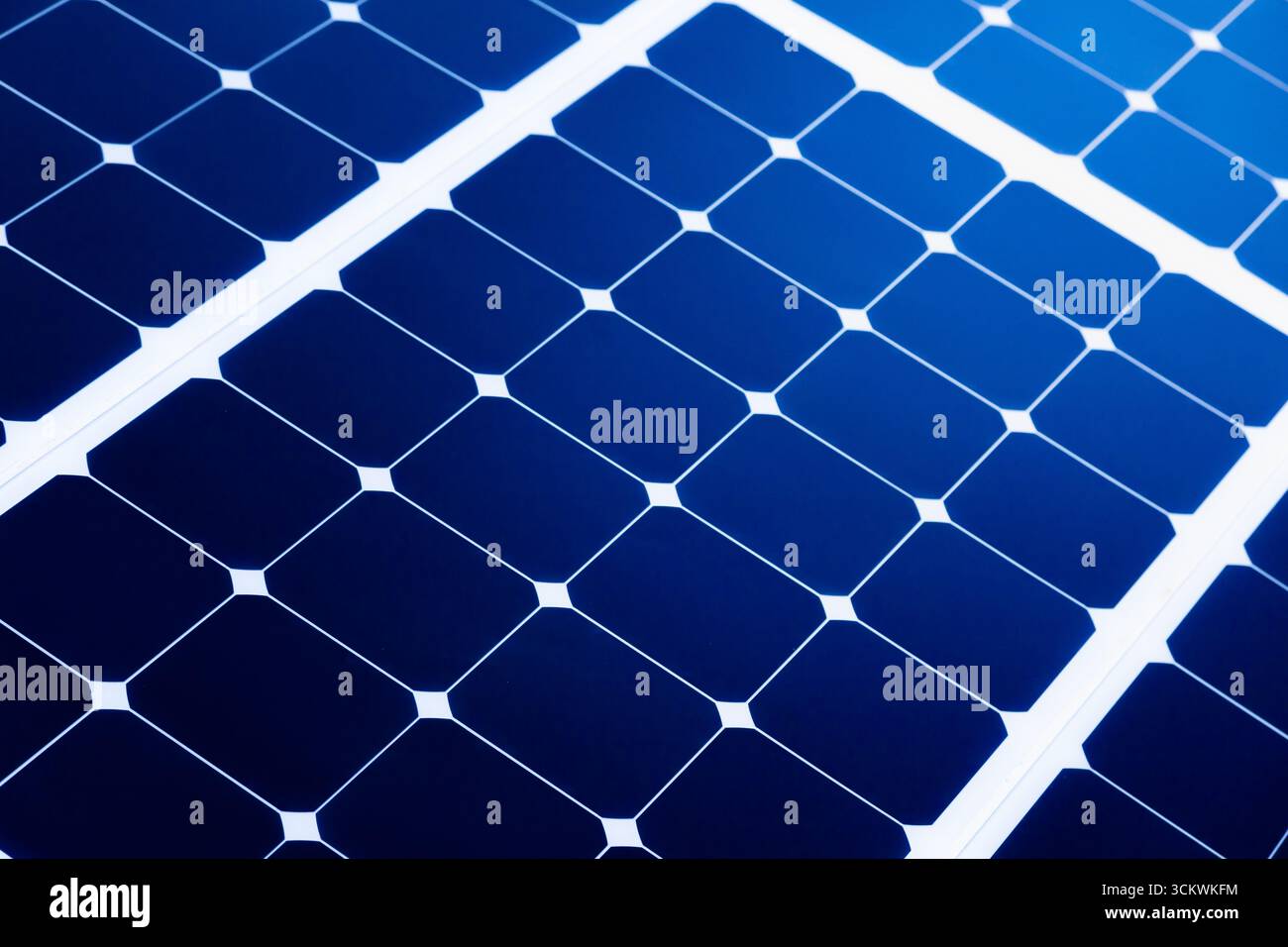 Gros plan d'un panneau solaire avec la lumière du soleil dans le coin. Banque D'Images