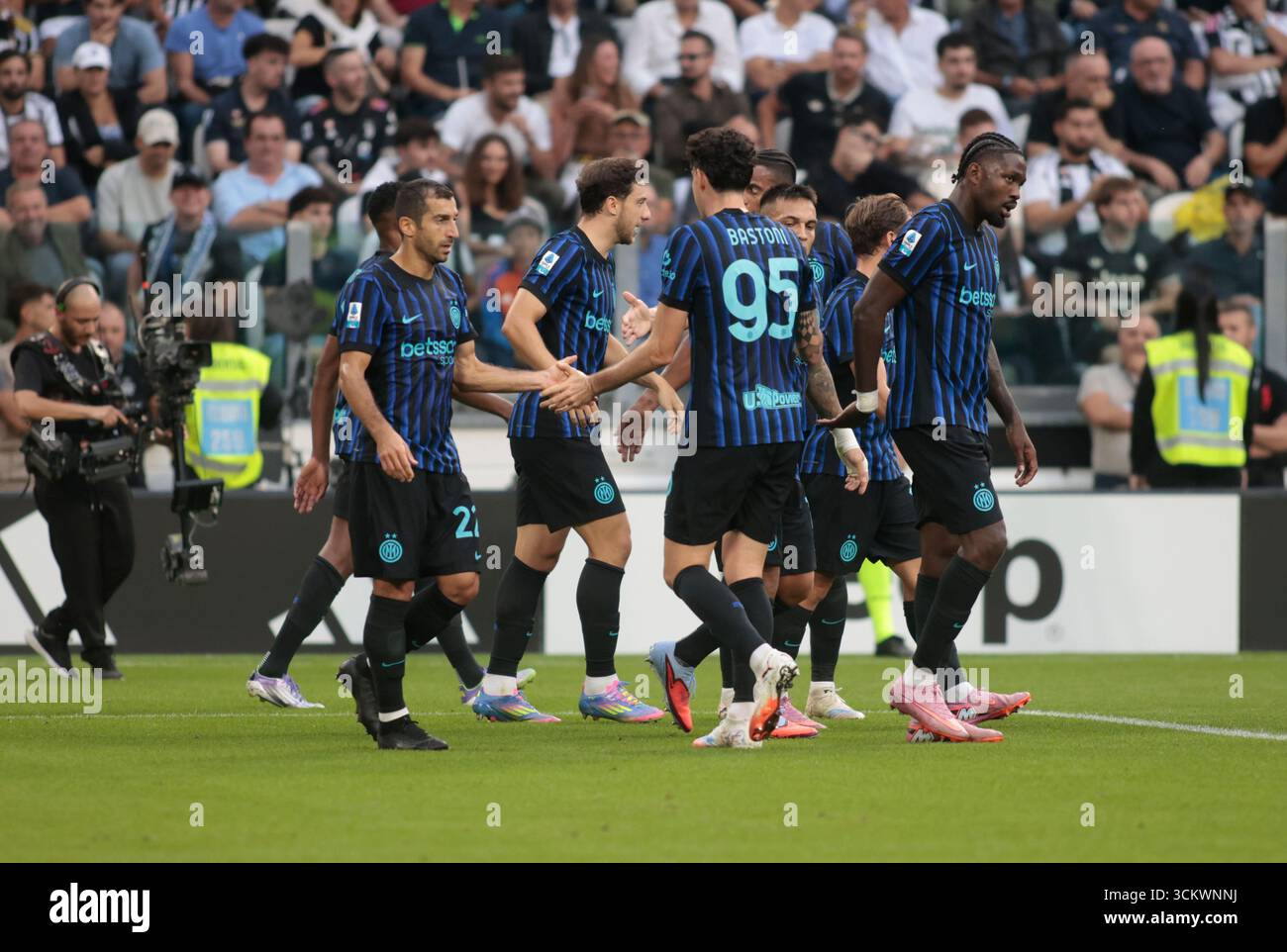 Turin, Italie. 13 septembre 2025. Hakan Çalhanoğlu du FC Inter célébrant avec ses coéquipiers un but lors de la saison 2025-2026, match de football entre le FC Juventus et le FC Inter, le 13 septembre 2025 au stade Allianz de Turin, Italie. Crédit : Nderim Kaceli/Alamy Live News Banque D'Images