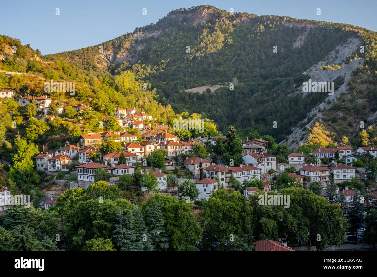 Maisons à flanc de colline de style ottoman avec toits rouges à Göynük au coucher du soleil dans la province de Bolu, Turquie. Banque D'Images