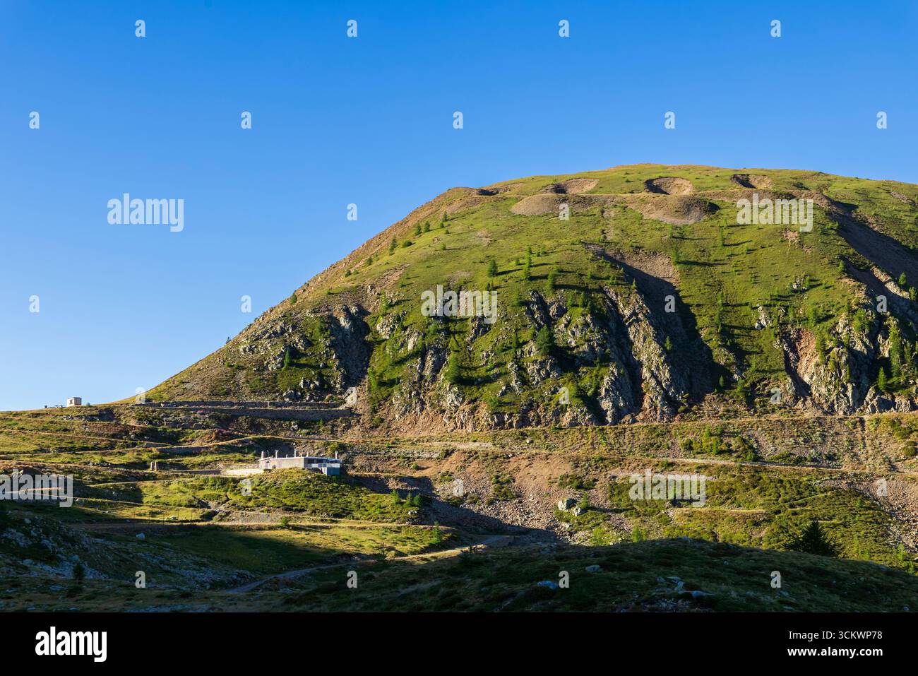 Majestueuses pentes de montagne couvertes de verdure luxuriante, illuminées par le chaud soleil d'été dans le Piémont, Italie Banque D'Images