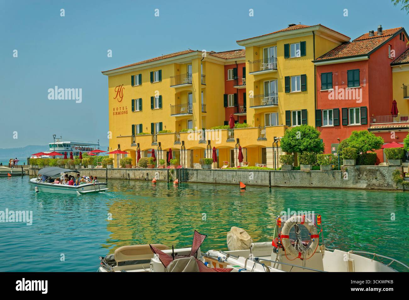 Le port de Sirmione et l'hôtel Sirmione sur le lac de Garde, province de Brescia, Italie. Banque D'Images
