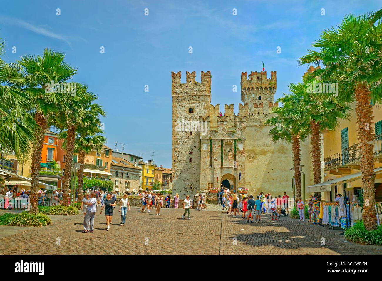 Le château de Scaligero et le port de Sirmione à Sirmione sur le lac de Garde, province de Brescia, Italie. Banque D'Images