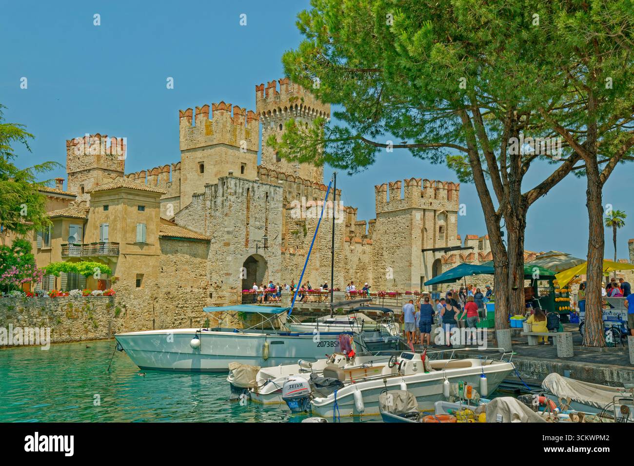 Le château de Scaligero et le port de Sirmione à Sirmione sur le lac de Garde, province de Brescia, Italie. Banque D'Images