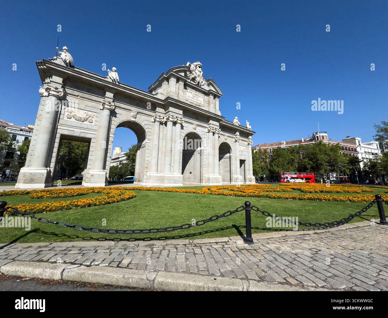 Puerta de Alcalá, l'un des monuments les plus emblématiques de Madrid., Plaza de la Independencia, à côté du parc du Retiro, Madrid, Espagne - Image de stock capturée avec un smartphone