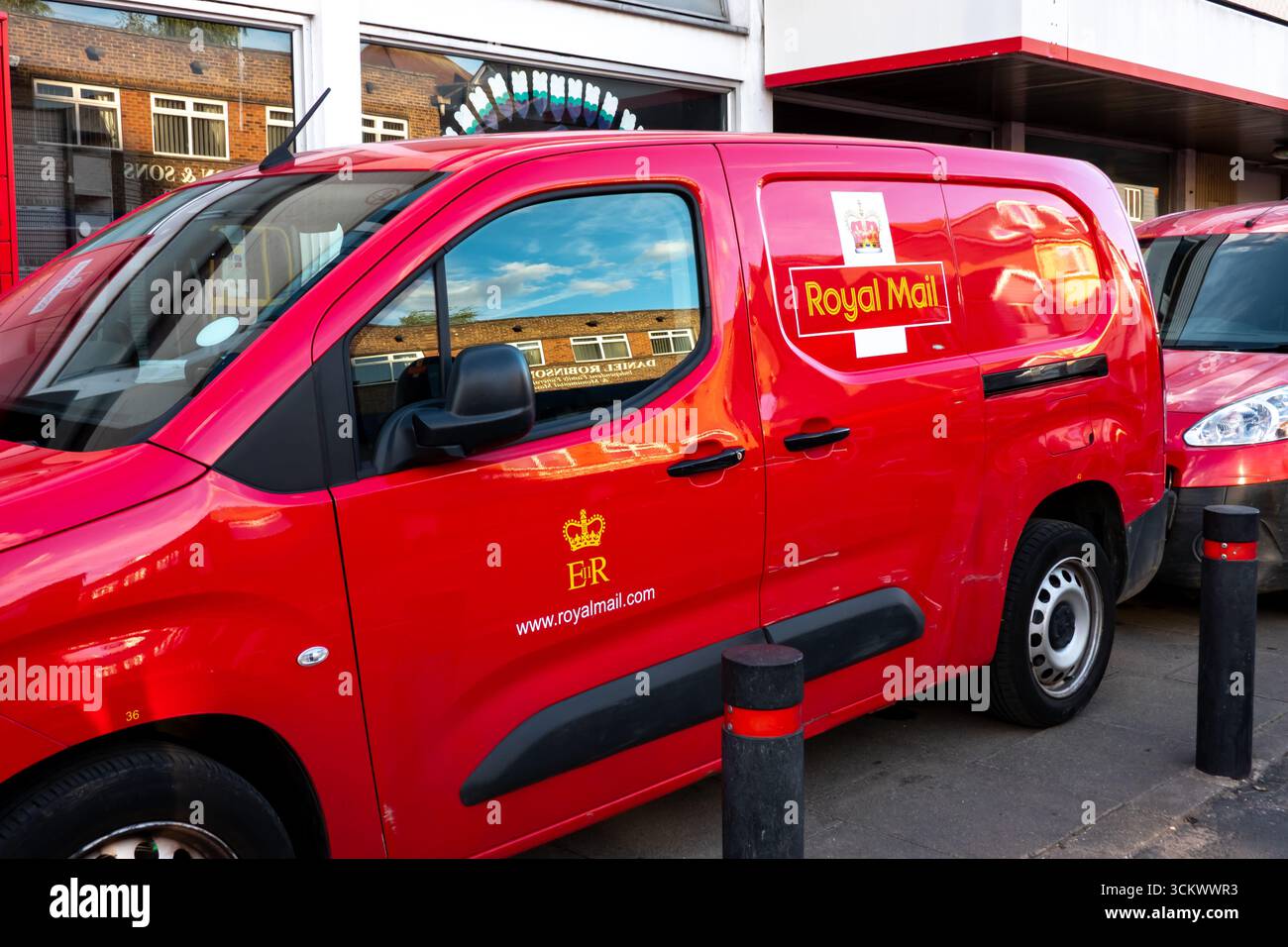 Une camionnette rouge vif Royal mail est garée devant le bureau de tri à Bishops Stortford, Hertfordshire, Angleterre. Banque D'Images