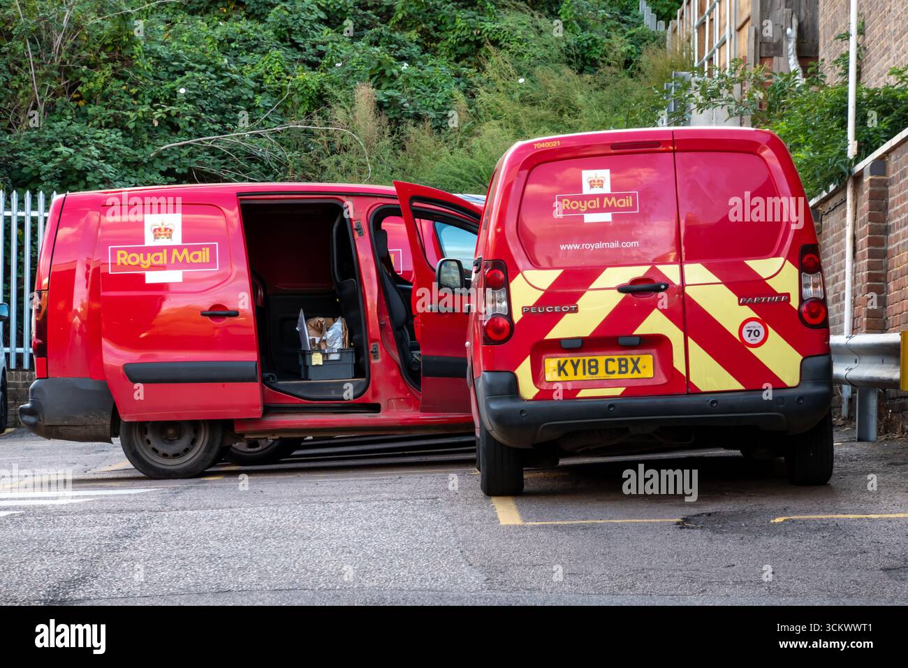 Deux fourgonnettes rouges Royal mail sont garées avec leurs portes ouvertes, révélant l'intérieur et garées à côté du bureau de tri à Bishops Stortford. Banque D'Images