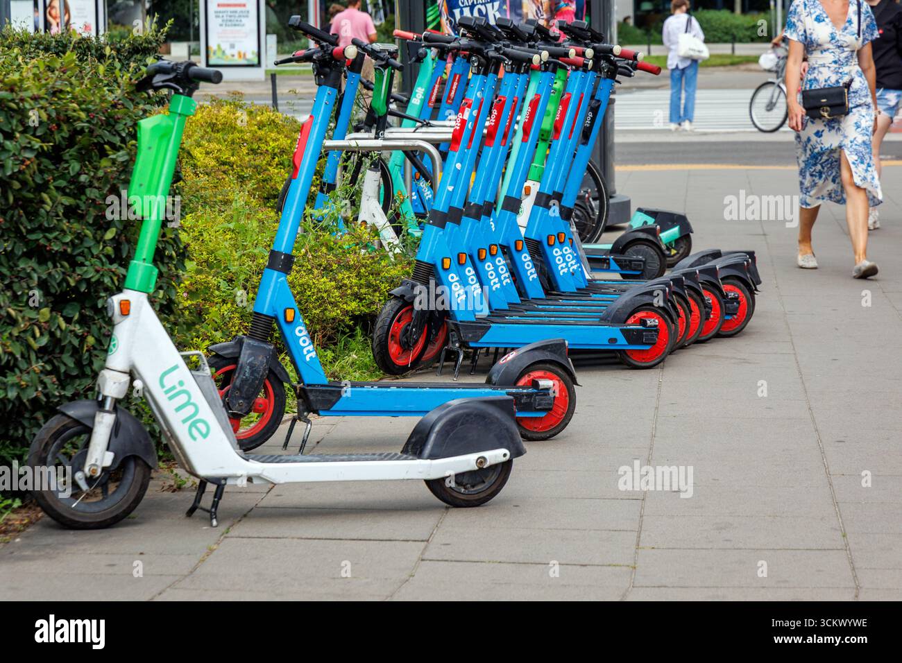 Varsovie, Pologne - 3 août 2025 : rangée de scooters électriques Dott garés dans une rue à louer à Varsovie Banque D'Images