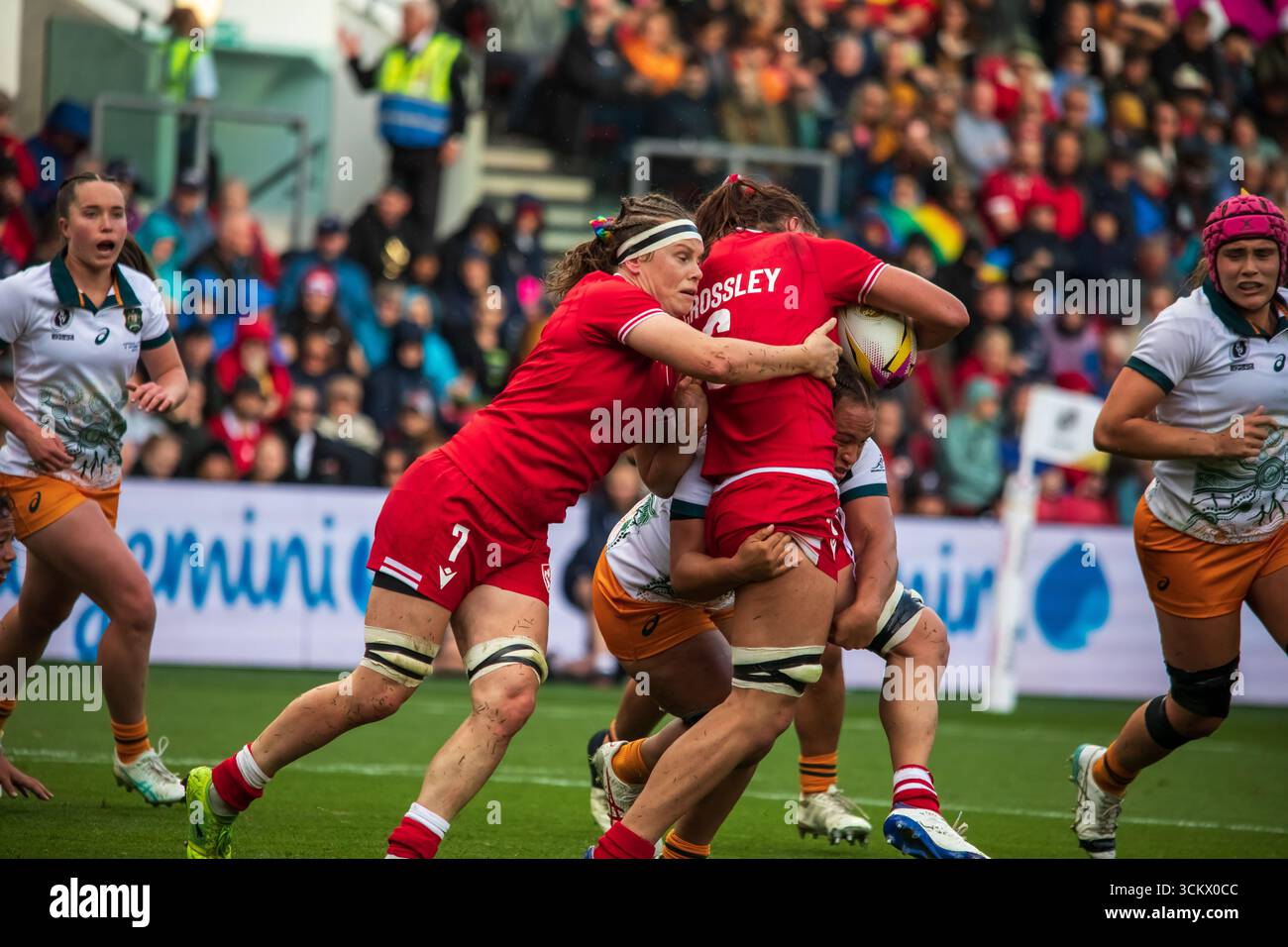 Bristol, Royaume-Uni, 13 septembre 2025 la flanker du Canada Caroline Crossley (6) attaque l'Australie en quart de finale 2, Coupe du monde de rugby féminin, Ashton Gate, Bristol, Royaume-Uni. Alex Williams / Alamy Live News Banque D'Images