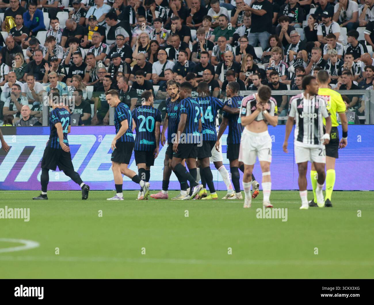 Turin, Italie. 13 septembre 2025. Hakan Çalhanoğlu du FC Inter célébrant avec ses coéquipiers un but lors de la saison 2025-2026, match de football entre le FC Juventus et le FC Inter, le 13 septembre 2025 au stade Allianz de Turin, Italie. Crédit : Nderim Kaceli/Alamy Live News Banque D'Images