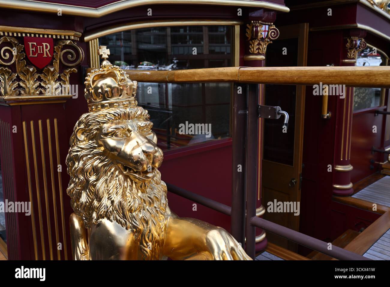 Détail Lion d'or sur la barge royale Gloriana Banque D'Images