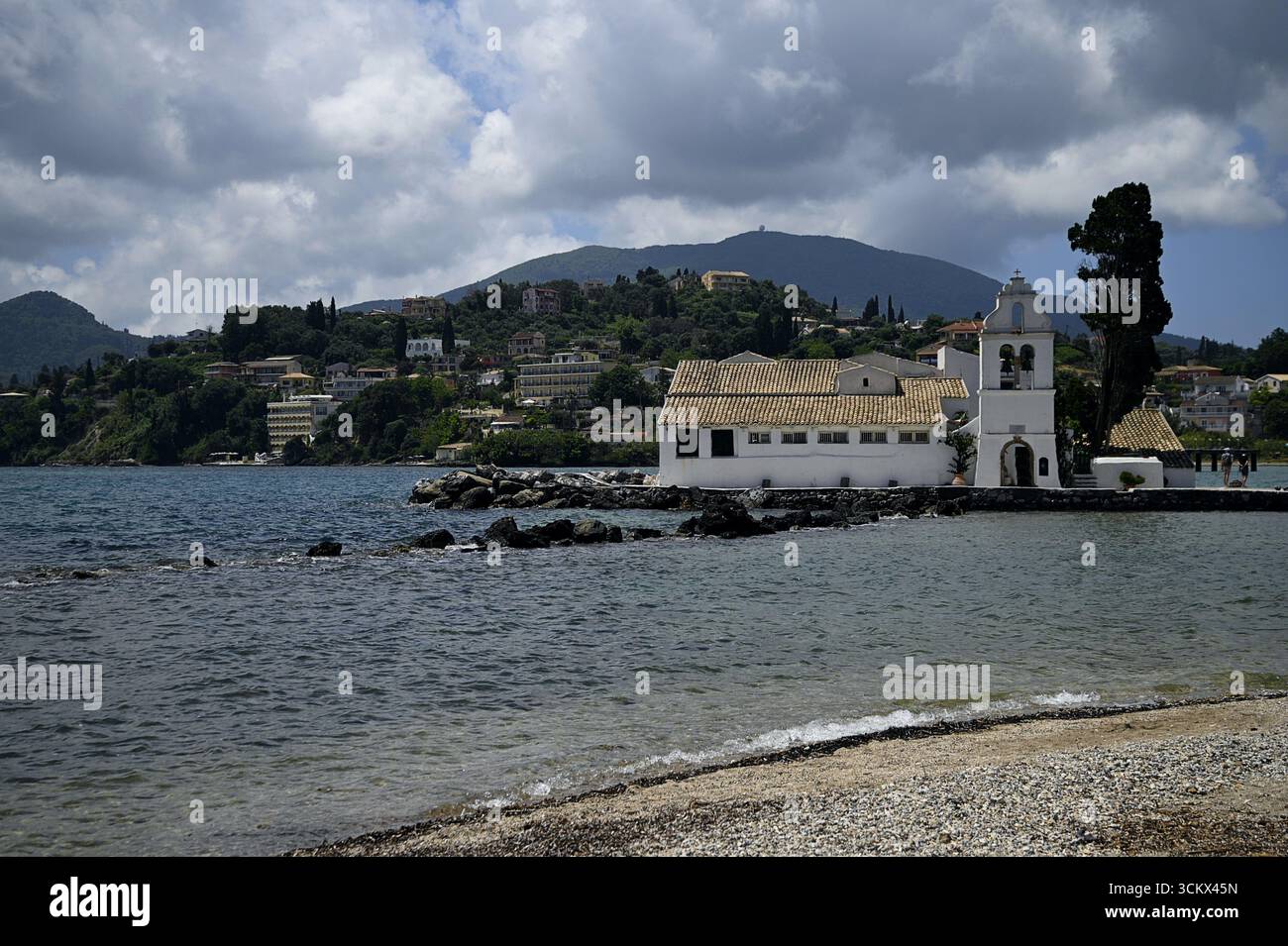 Paysage avec vue panoramique sur le monastère Saint de Vlacherna un monument religieux historique dans l'île de Corfou, Grèce. Banque D'Images