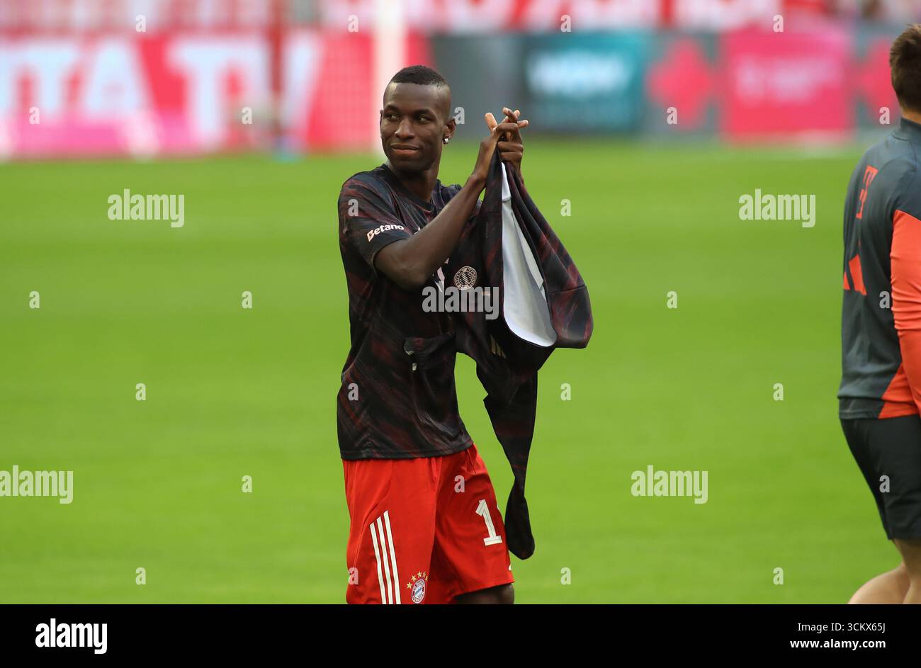 Fussball, Herren, Bundesliga, saison 2025/2026, FC Bayern München - Hamburger SV, Allianz Arena Nicolas Jackson (FC Bayern München) betritt das erste mal den Rasen der Arena, kaltschen, Applaus DFB, DFL la réglementation interdit toute utilisation de photographies comme séquences d'images et/ou quasi-vidéo Banque D'Images