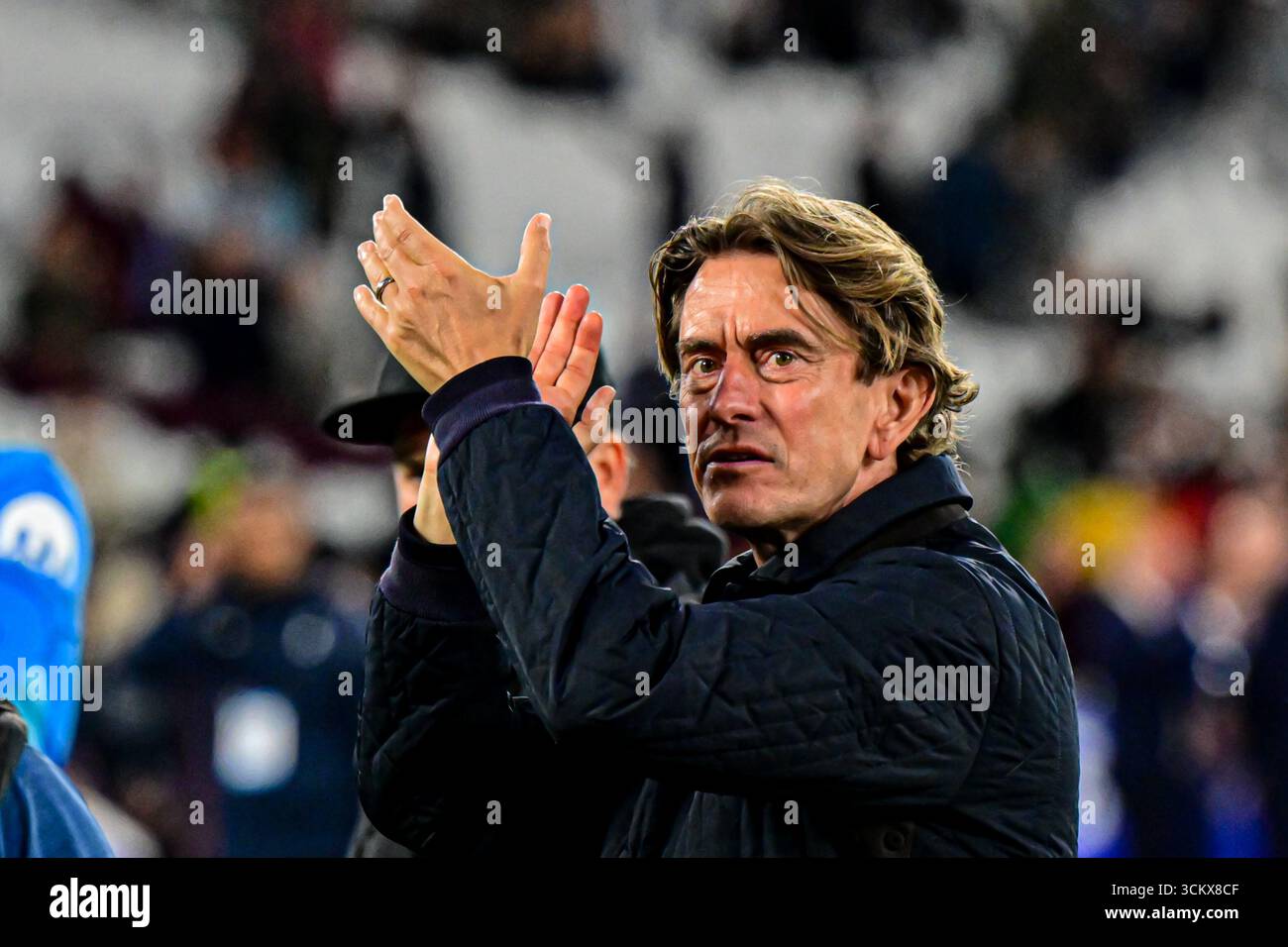 Le manager Thomas Frank (manager de Tottenham Hotspur) applaudit les fans après le coup de sifflet final lors du match de premier League entre West Ham United et Tottenham Hotspur au London Stadium de Stratford le samedi 13 septembre 2025. (Photo : Kevin Hodgson | mi News) crédit : MI News & Sport /Alamy Live News Banque D'Images