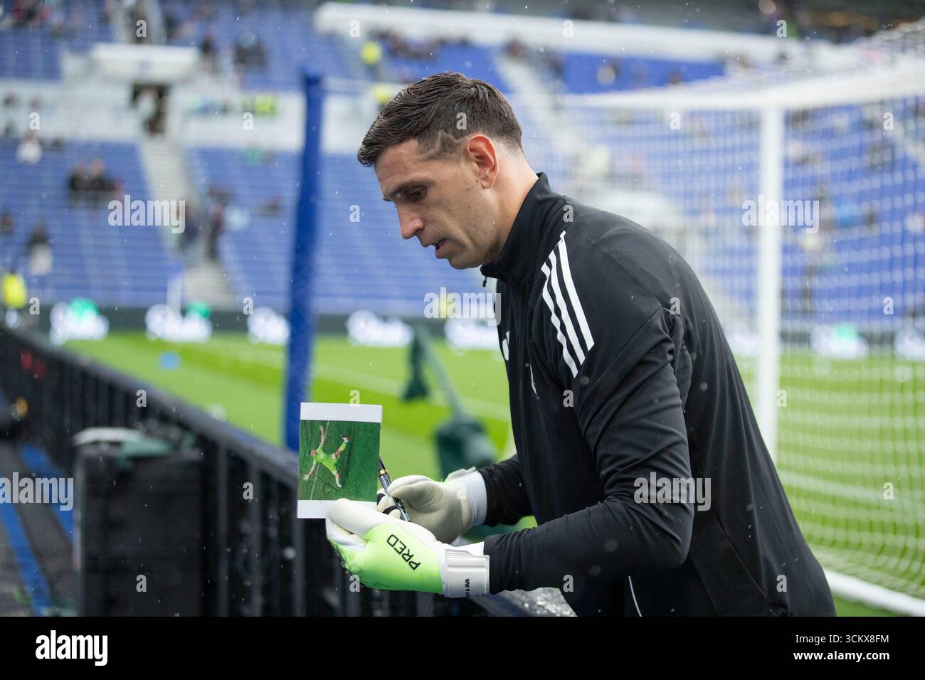 Emiliano Martinez #23 (GK) de Aston Villa F.C signe un autographe à un fan lors du match de premier League entre Everton et Aston Villa au Hill Dickinson Stadium, Liverpool le samedi 13 septembre 2025. (Photo : Mike Morese | mi News) crédit : MI News & Sport /Alamy Live News Banque D'Images