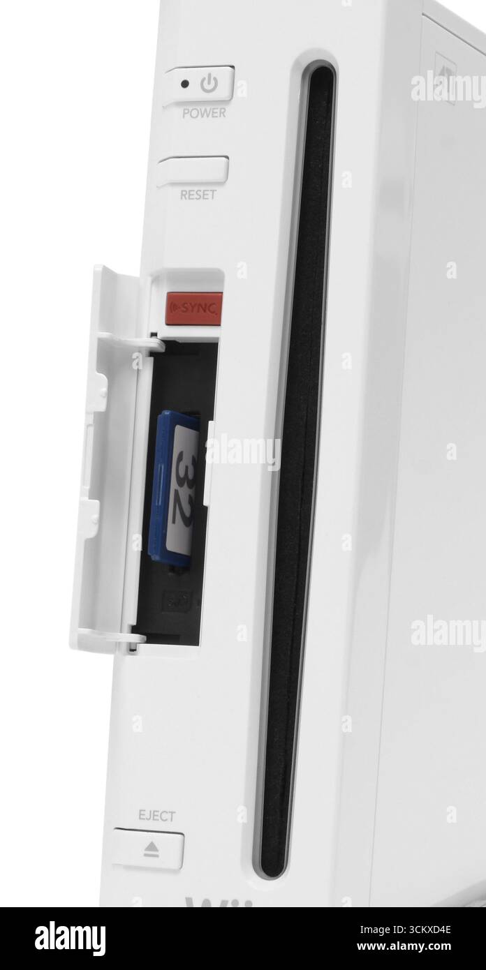 Emplacement pour carte SD d'une console Nintendo Wii avec une carte SD de 32 Mo Banque D'Images