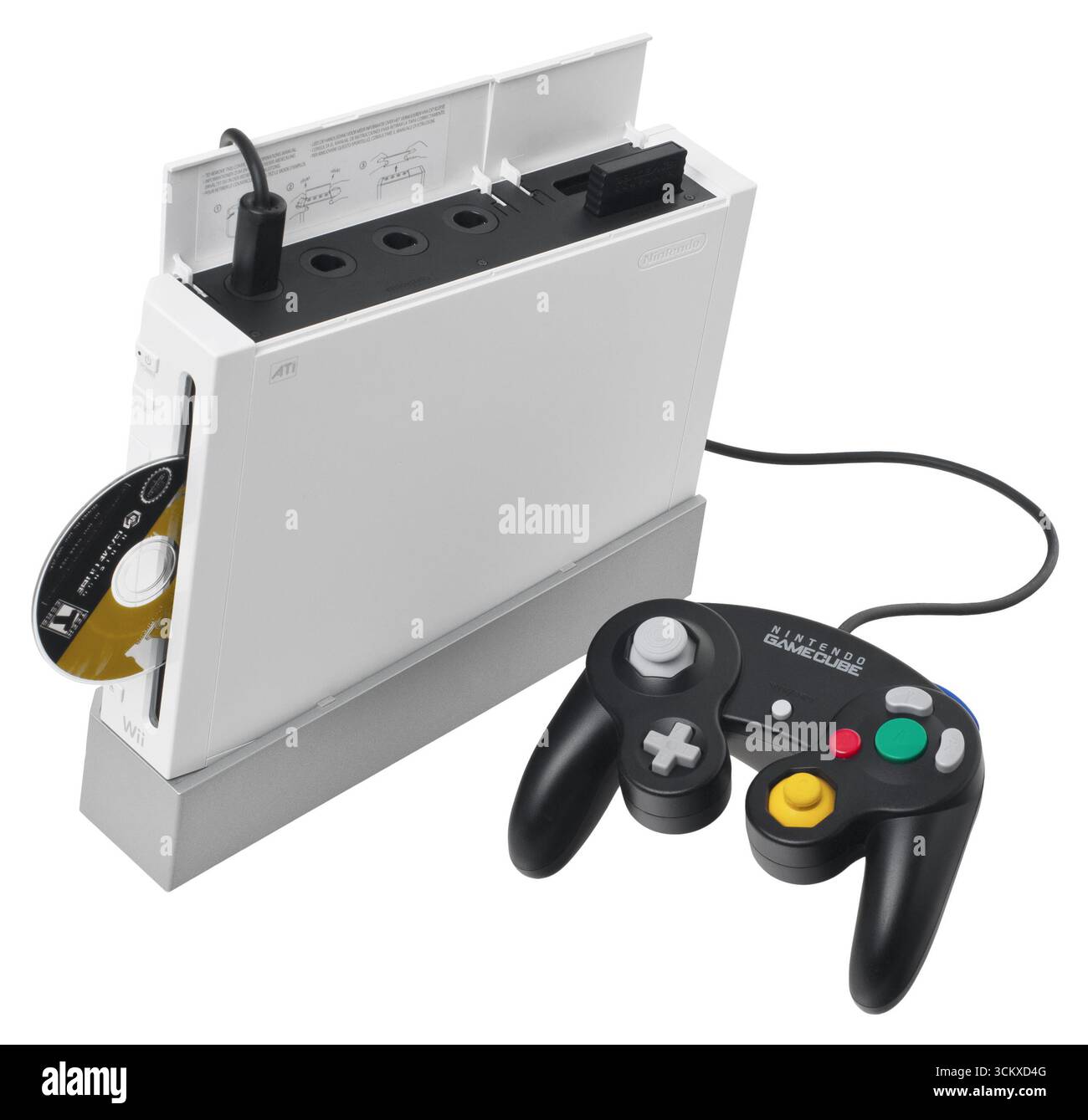 Console Nintendo Wii avec carte mémoire GameCube et contrôleur connectés, jeu semi-inséré. Banque D'Images