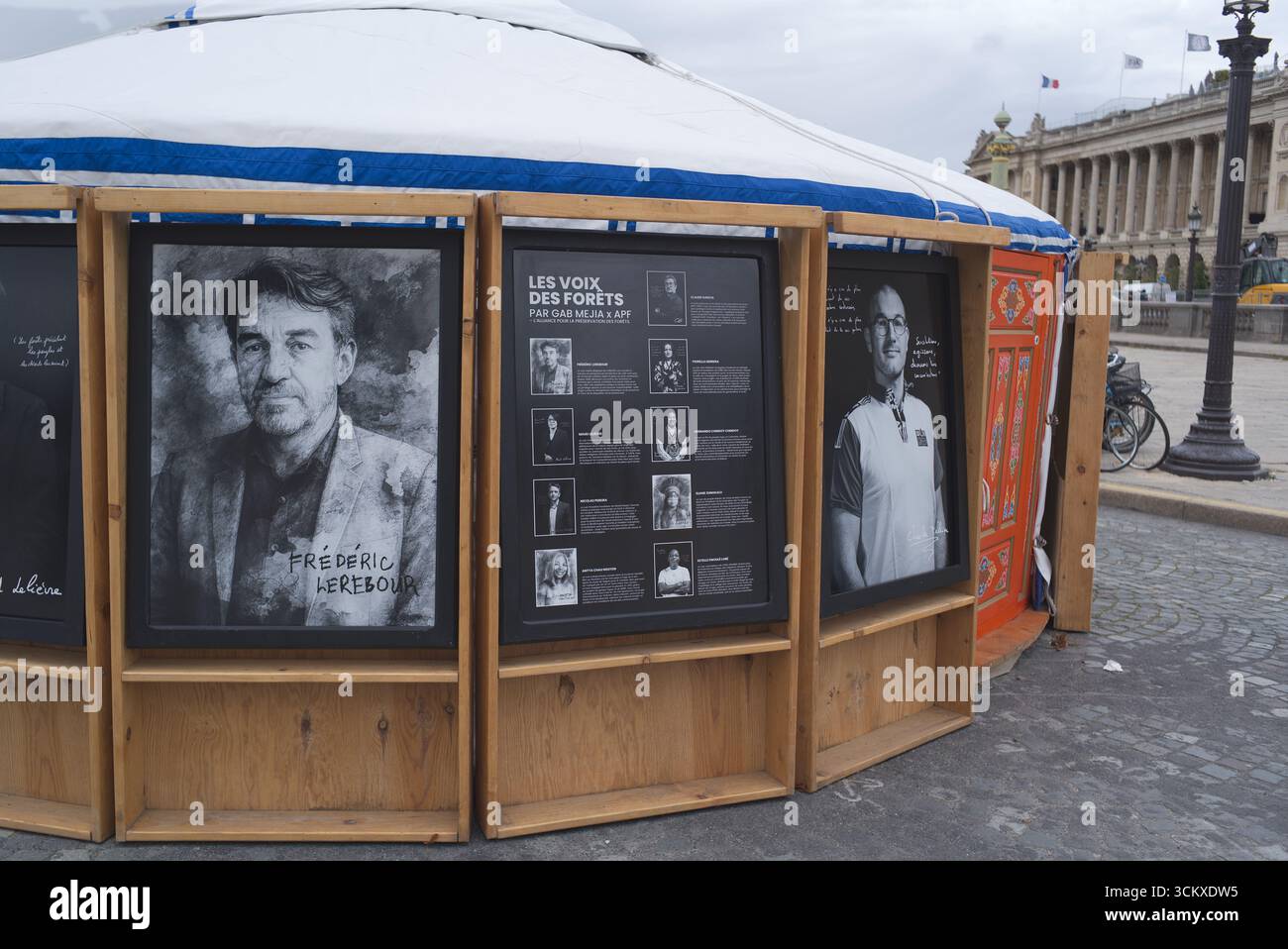 Exposition : PHOTOCLIMAT - Biennale sociale et environnementale de Paris place de la Concorde, Paris France. Banque D'Images